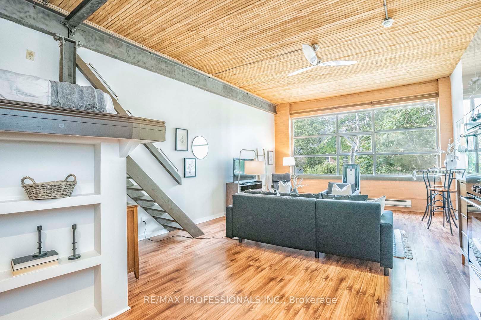 365 Dundas St E, #220