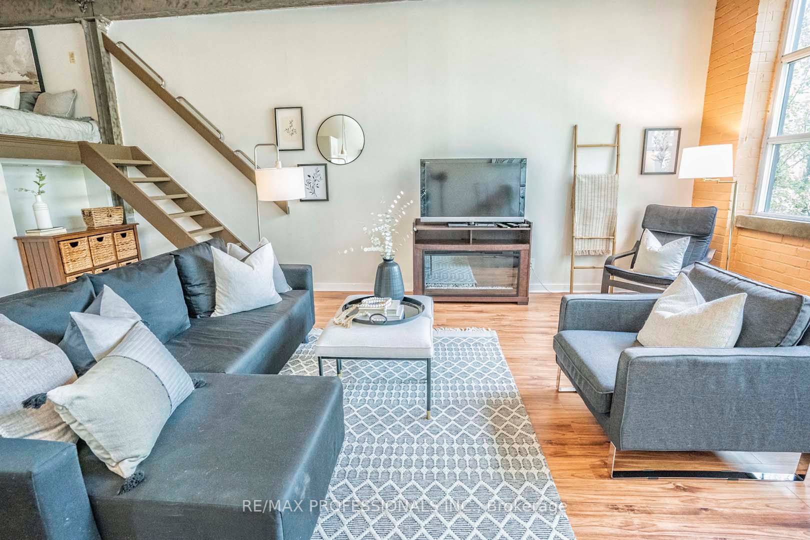 365 Dundas St E, #220