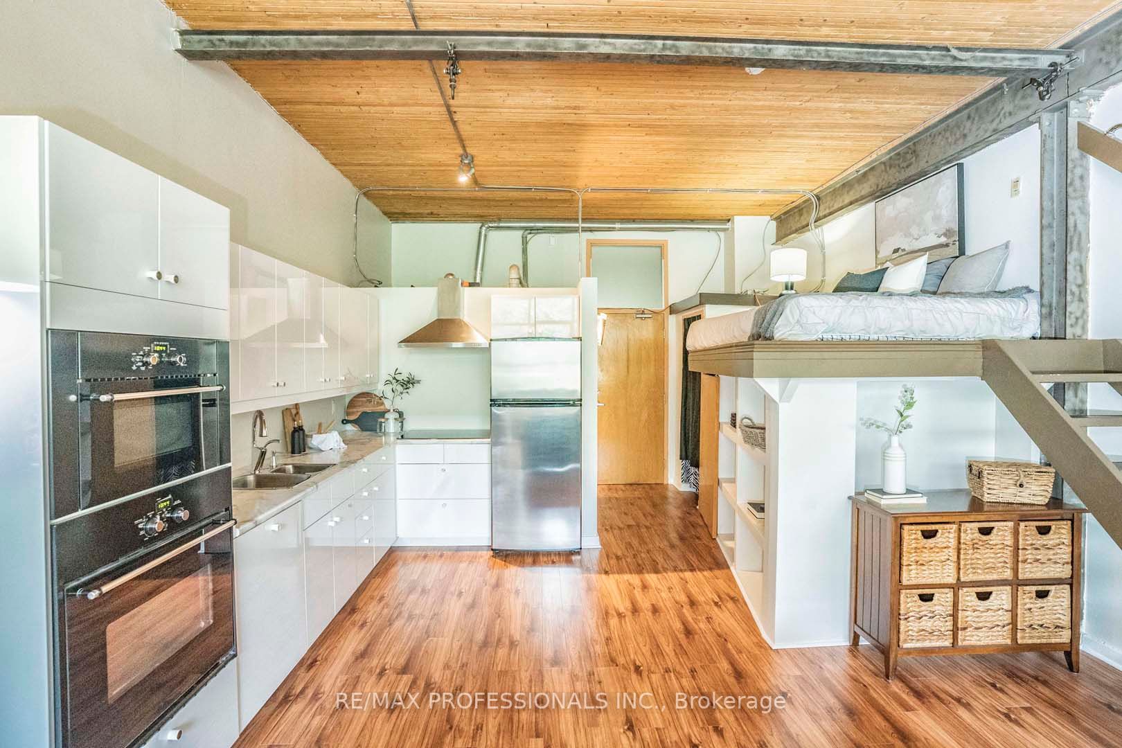 365 Dundas St E, #220