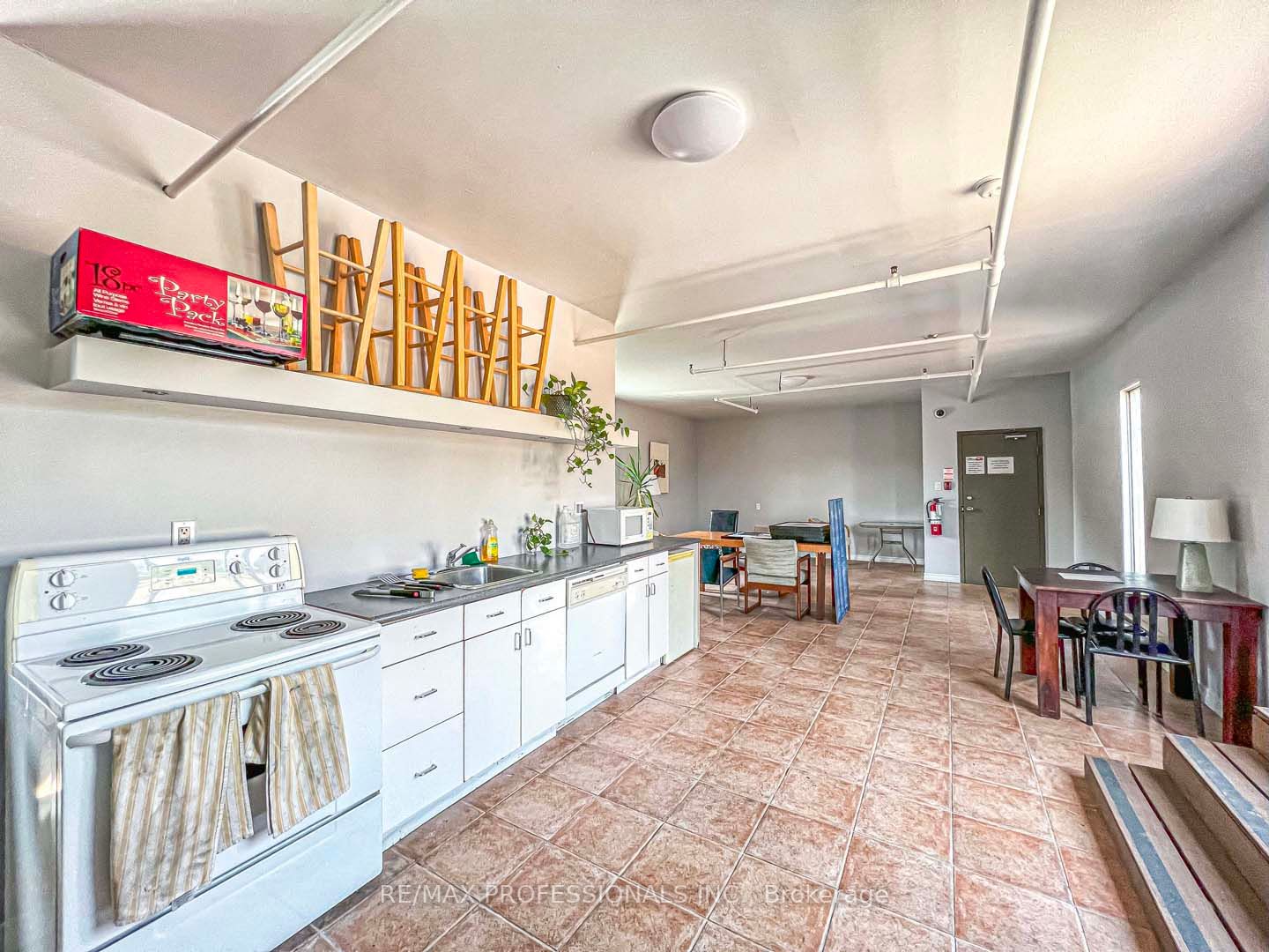 365 Dundas St E, #220