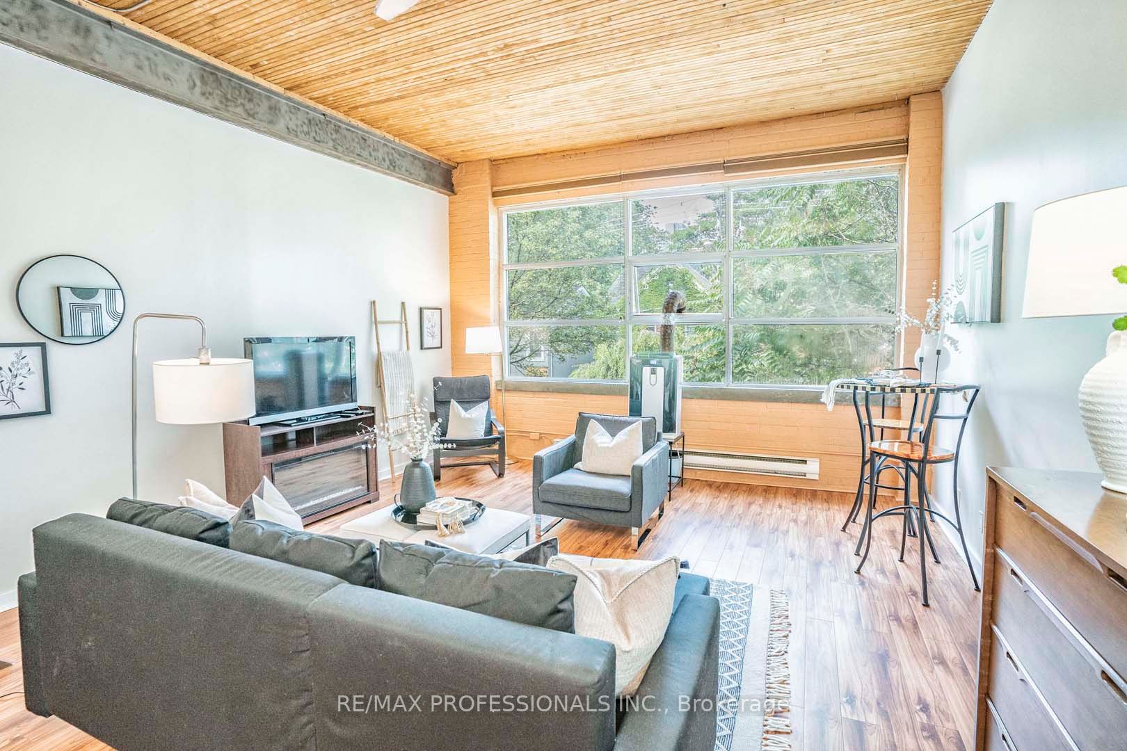 365 Dundas St E, #220