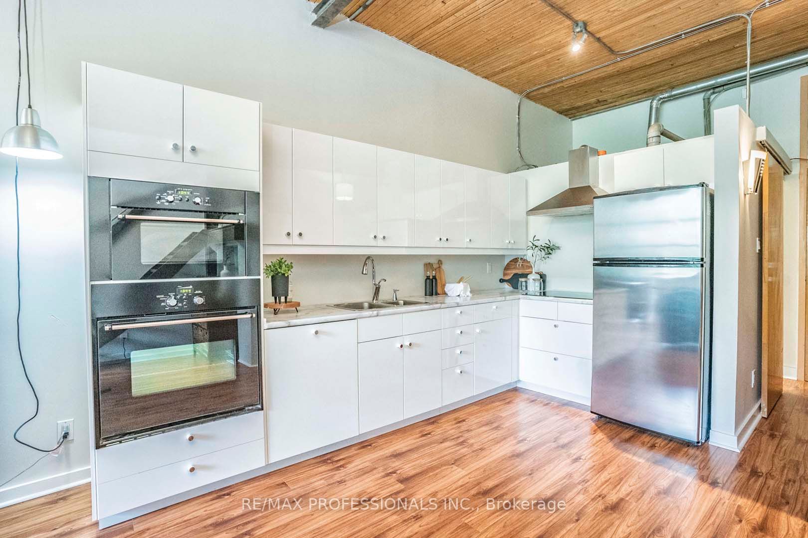365 Dundas St E, #220