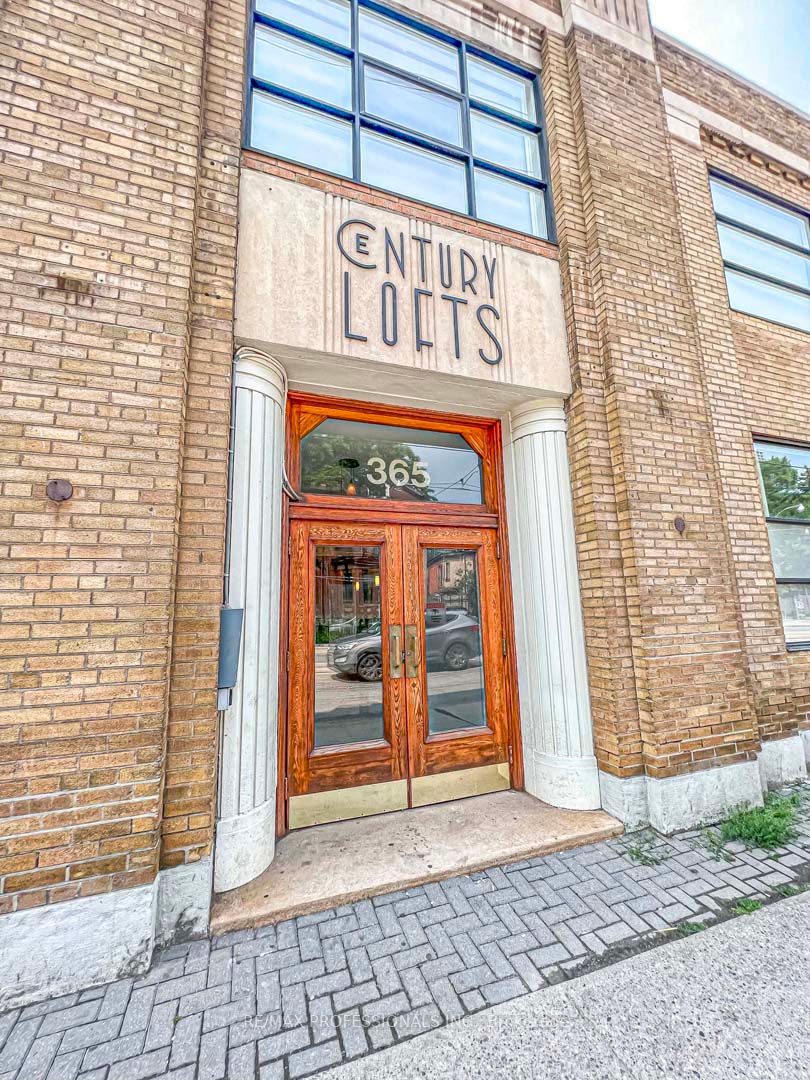 365 Dundas St E, #220