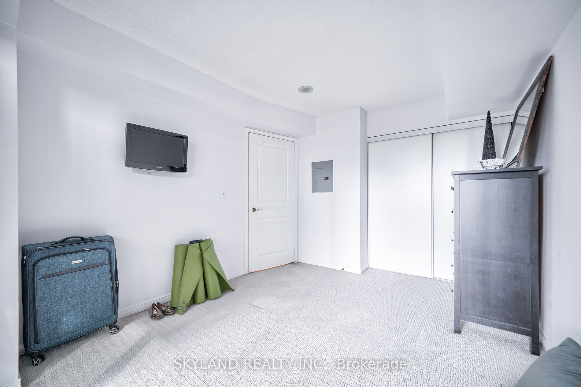 51 Harrison Garden Blvd, #401