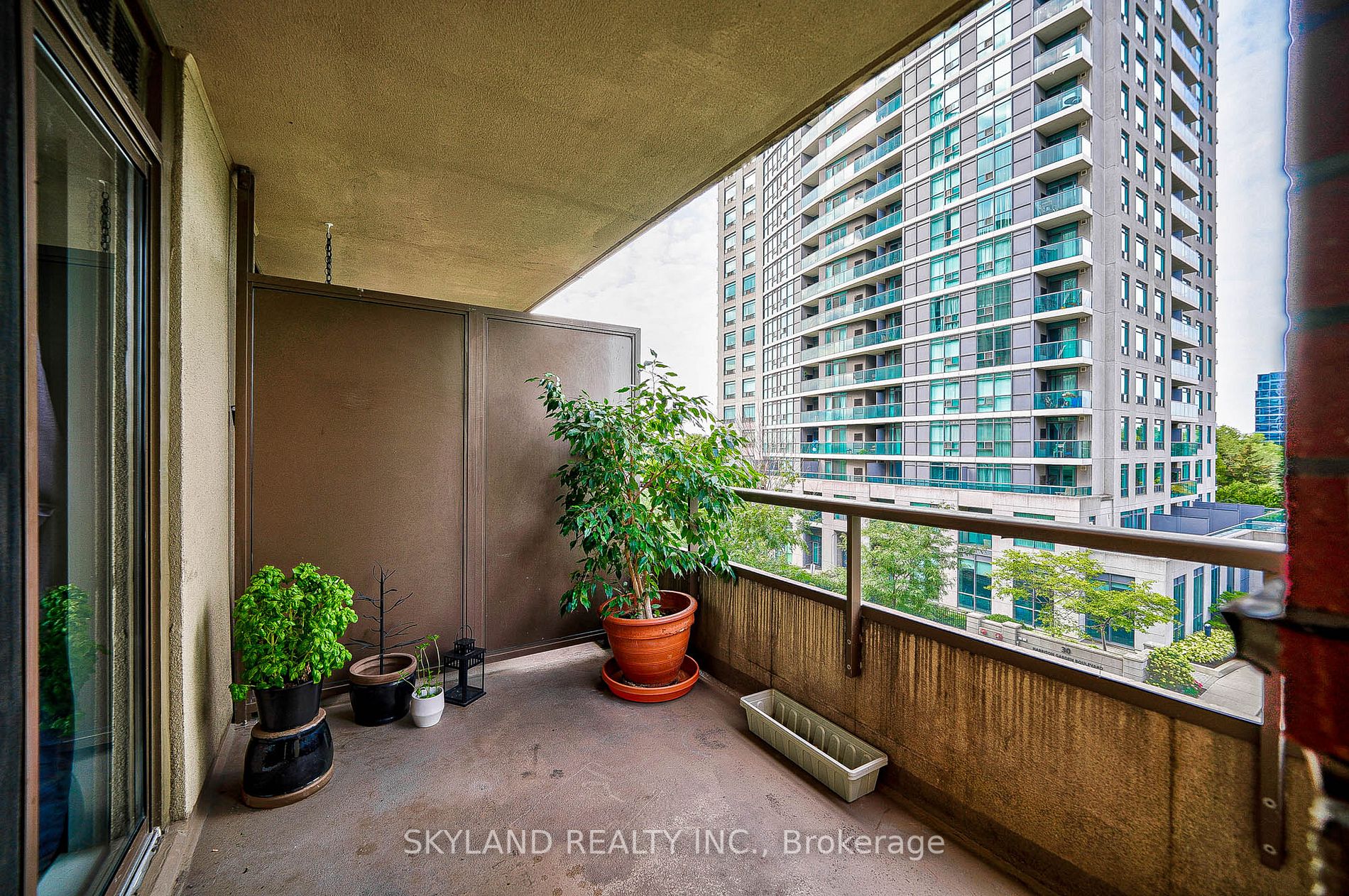 51 Harrison Garden Blvd, #401
