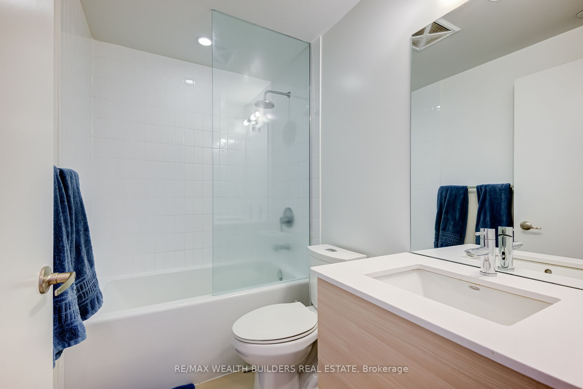 210 Simcoe St, #1706