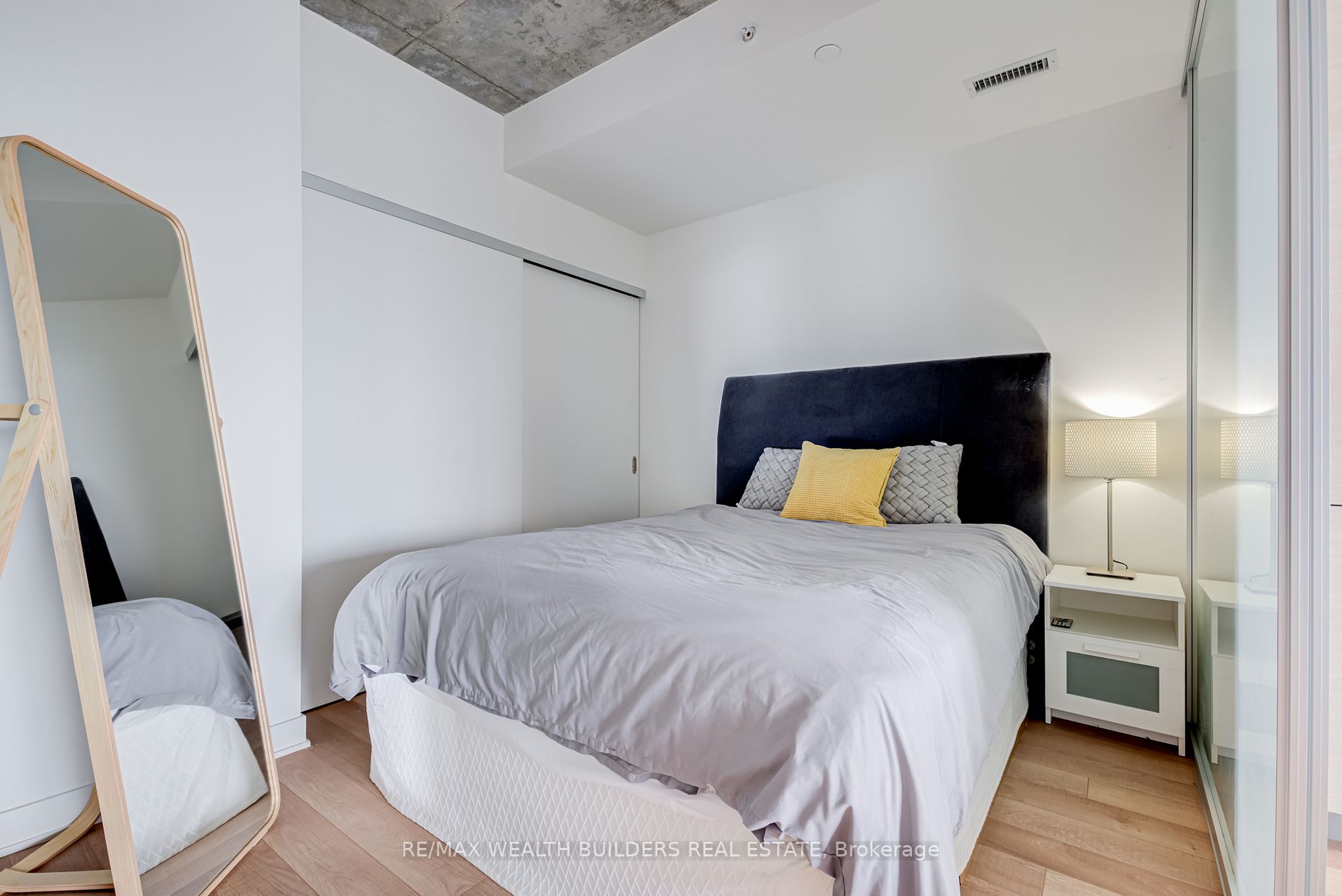 210 Simcoe St, #1706