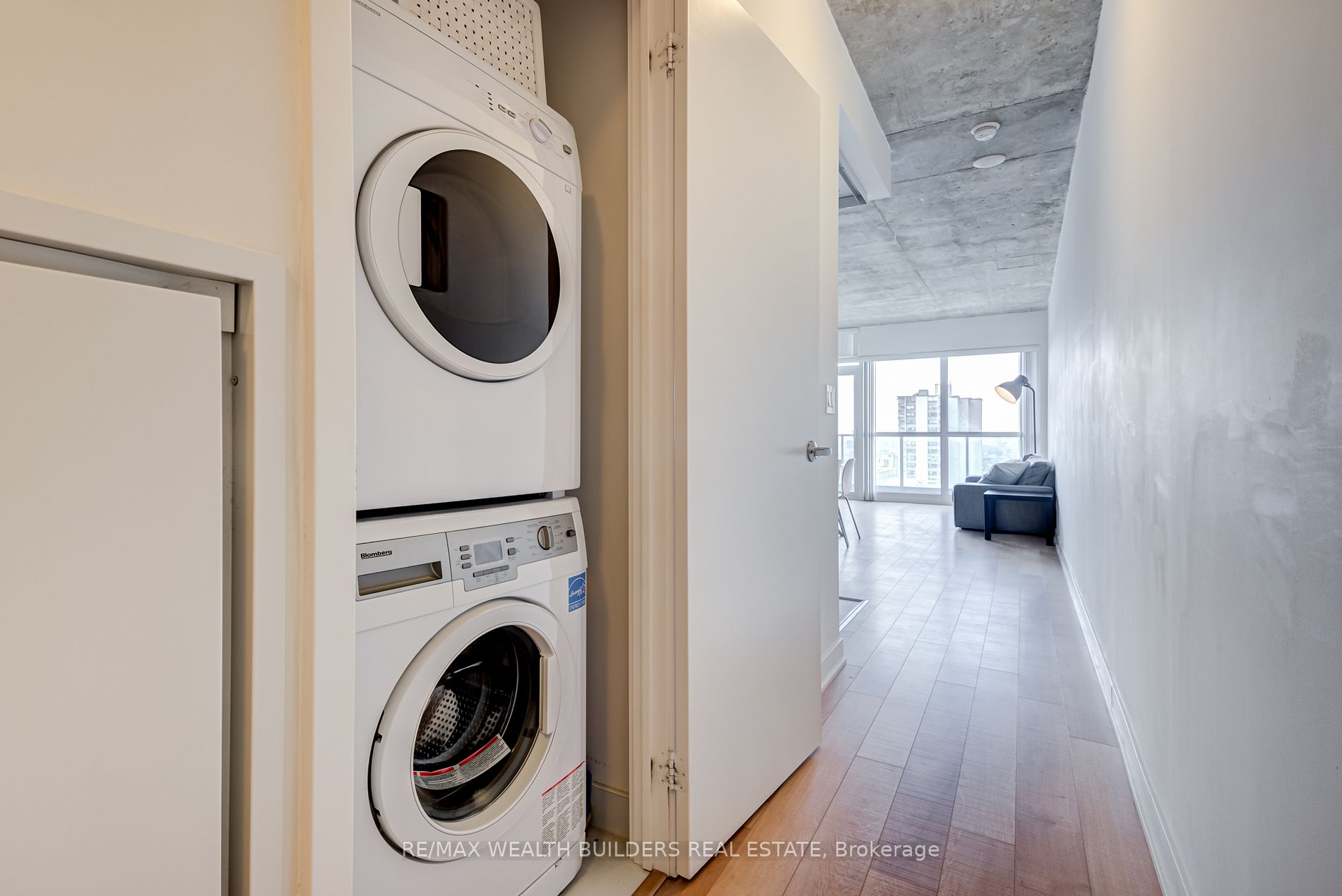 210 Simcoe St, #1706