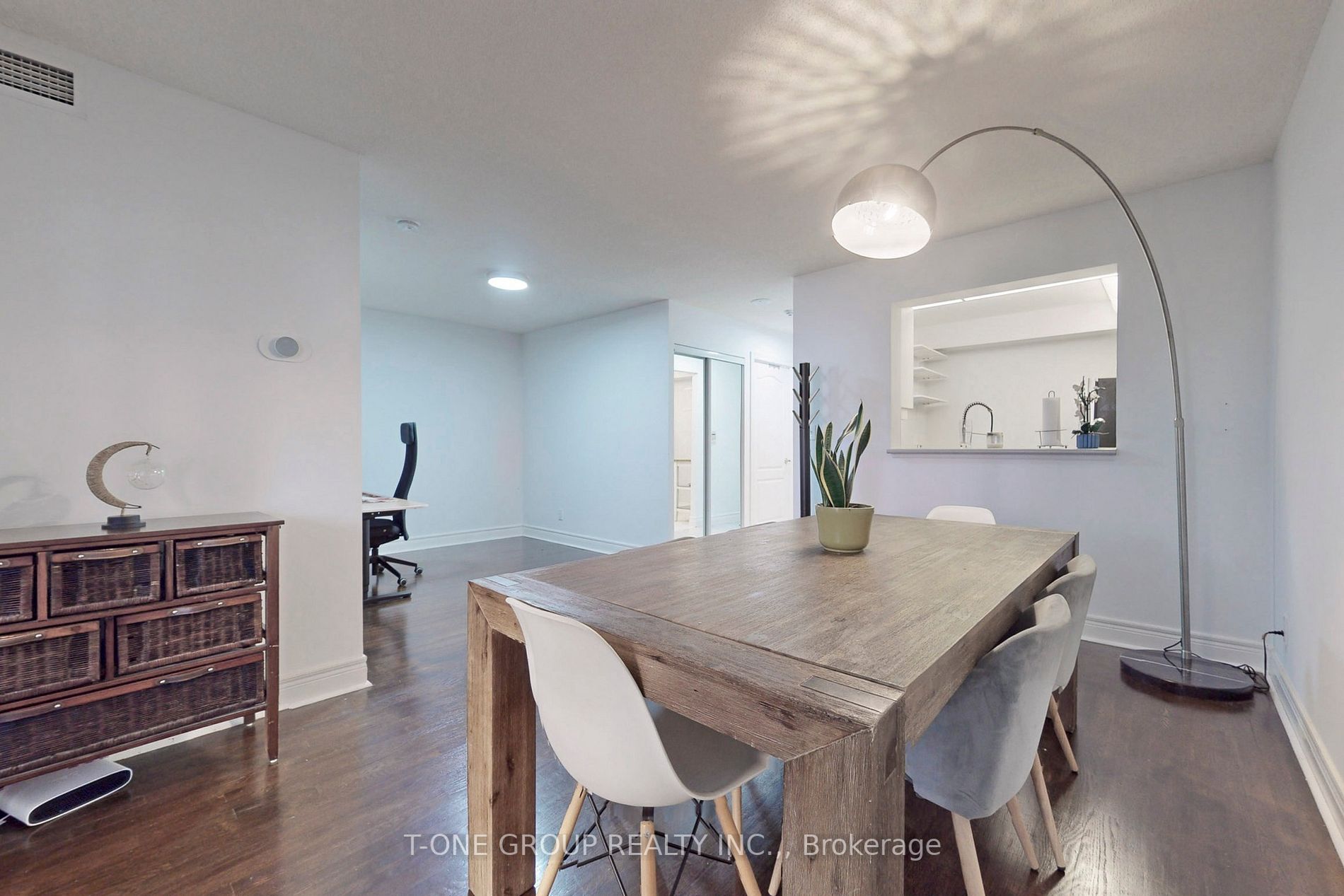 5418 Yonge St, #511