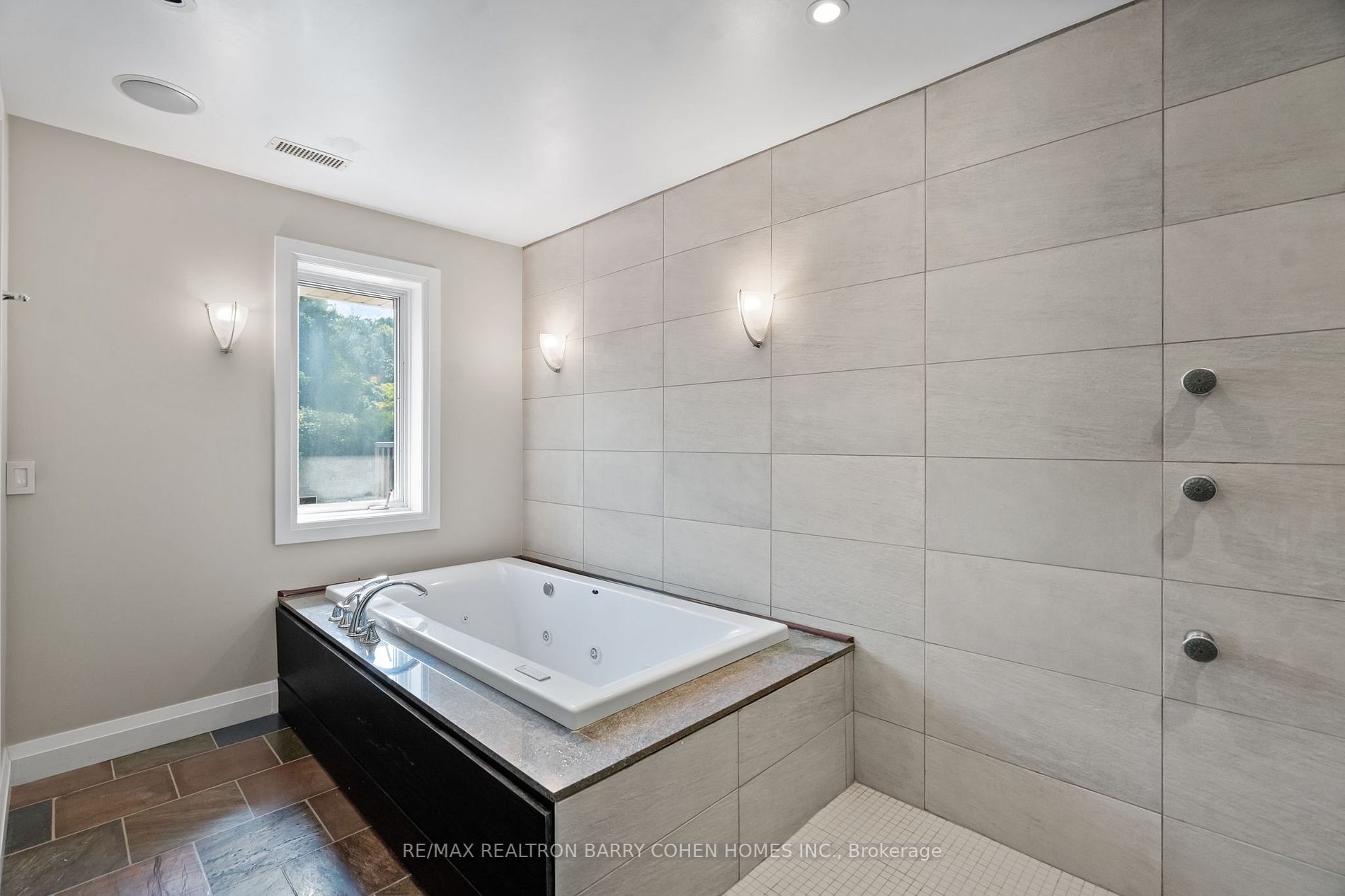 46 Sandringham Dr