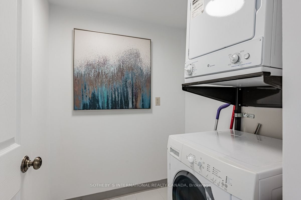 24 Wellesley St W, #2214