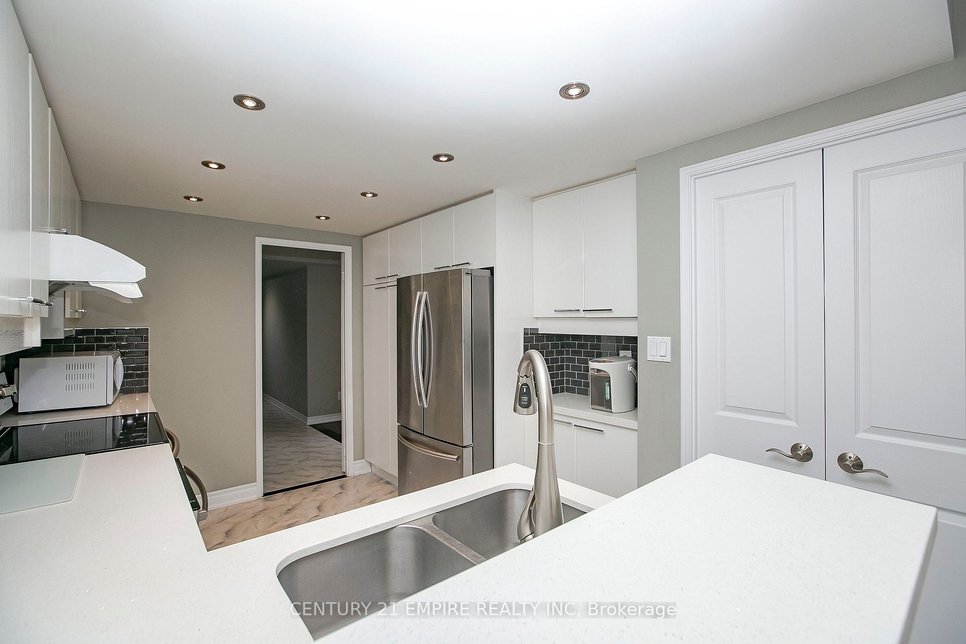 18 Hollywood Ave, #207