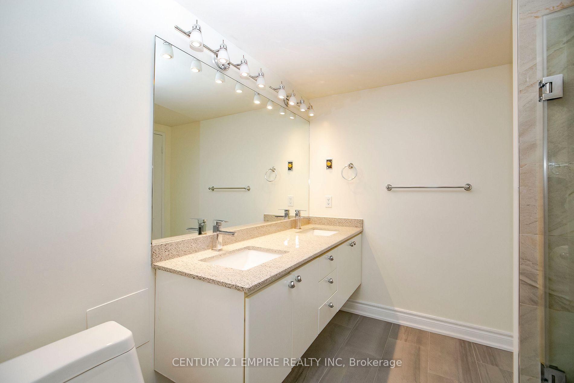 18 Hollywood Ave, #207
