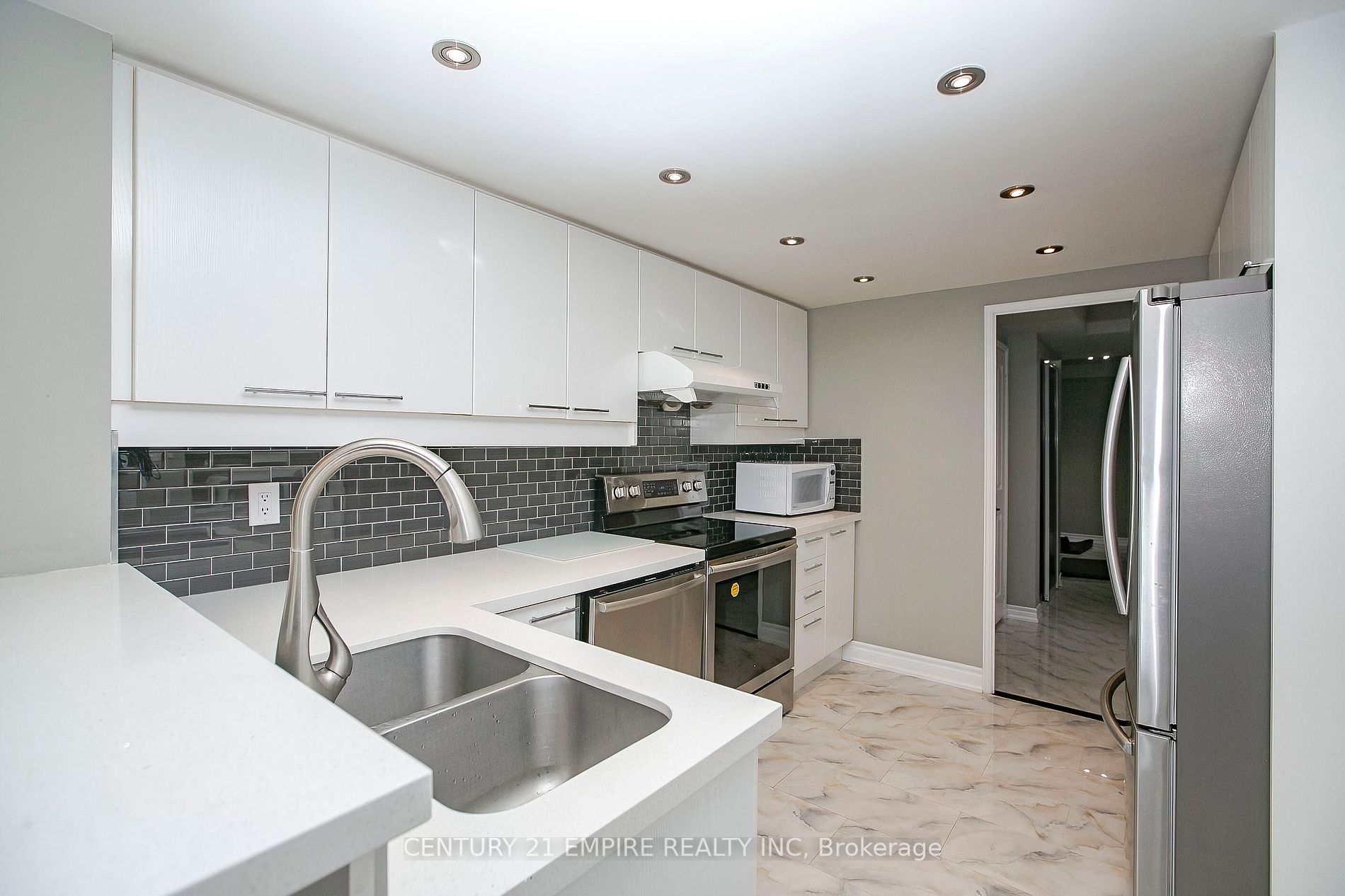 18 Hollywood Ave, #207