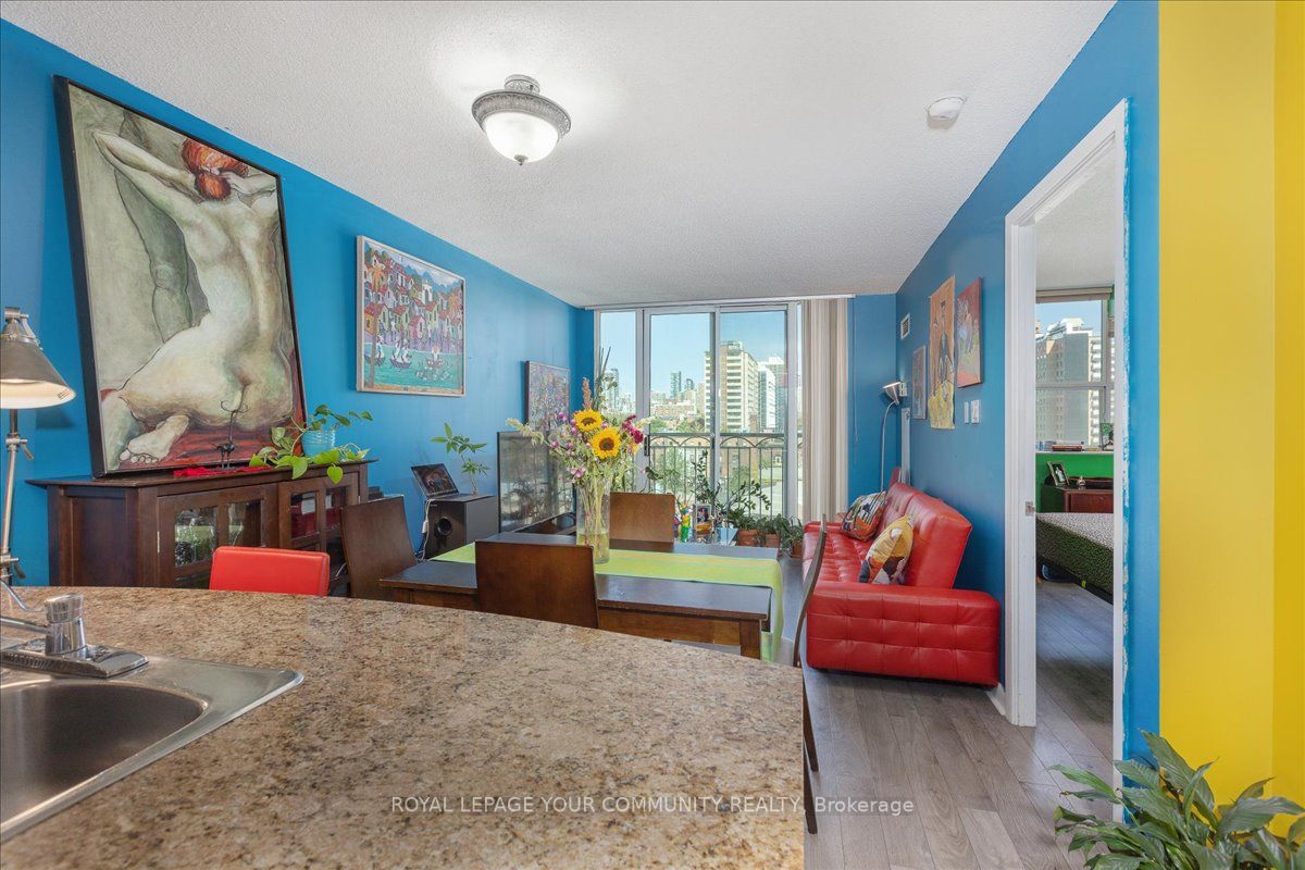323 Richmond St E, #819
