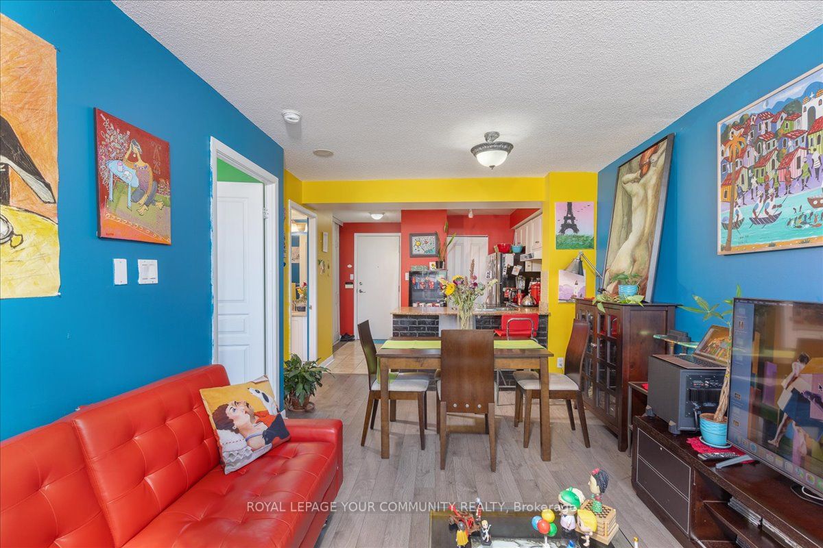 323 Richmond St E, #819