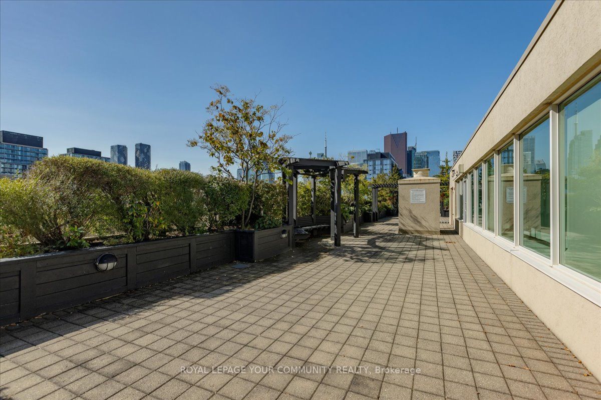 323 Richmond St E, #819