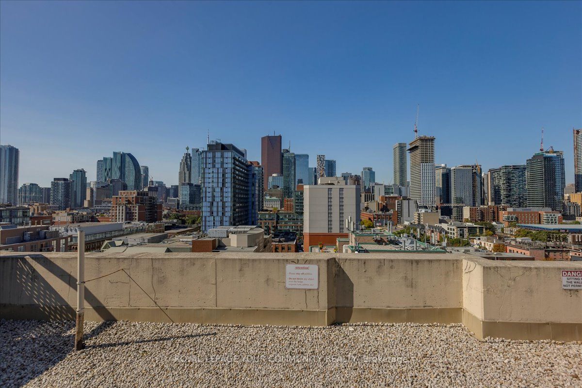 323 Richmond St E, #819