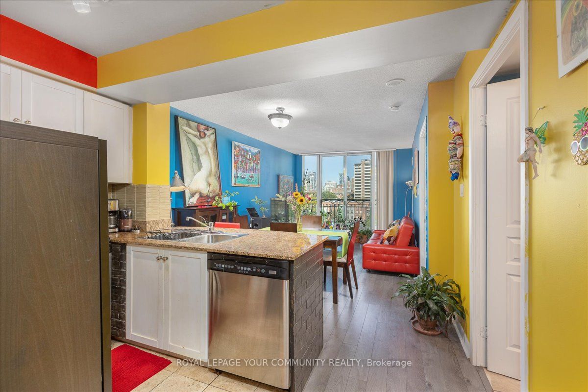 323 Richmond St E, #819