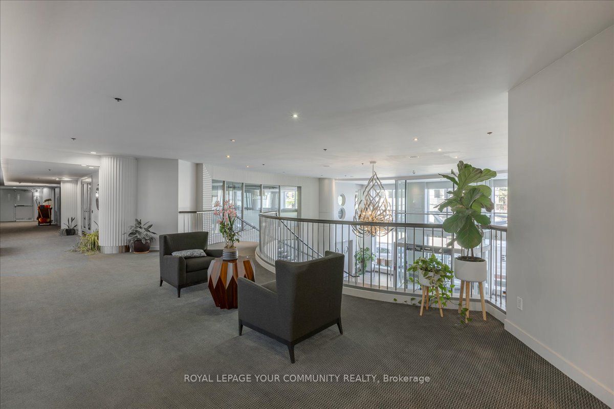 323 Richmond St E, #819