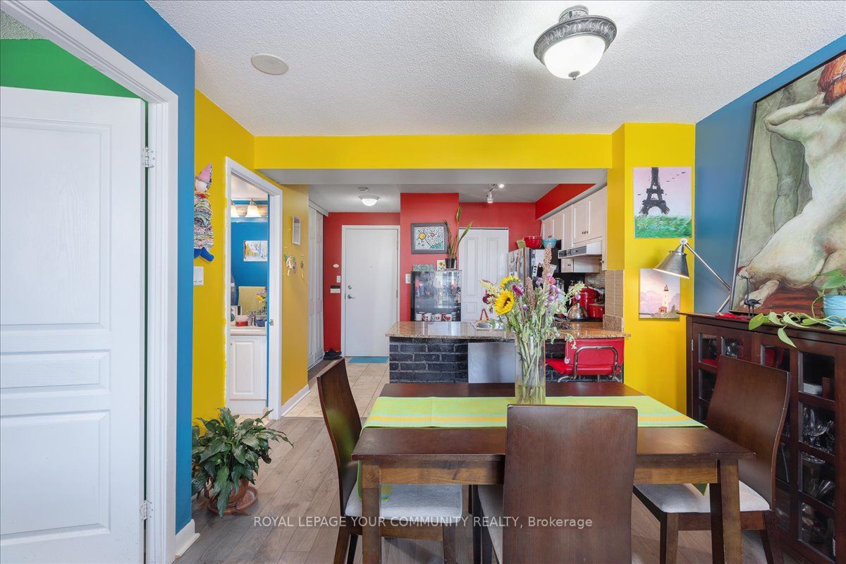 323 Richmond St E, #819