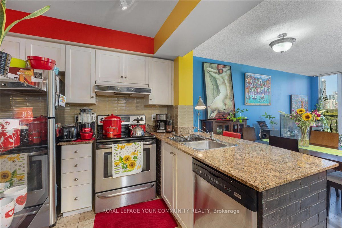 323 Richmond St E, #819