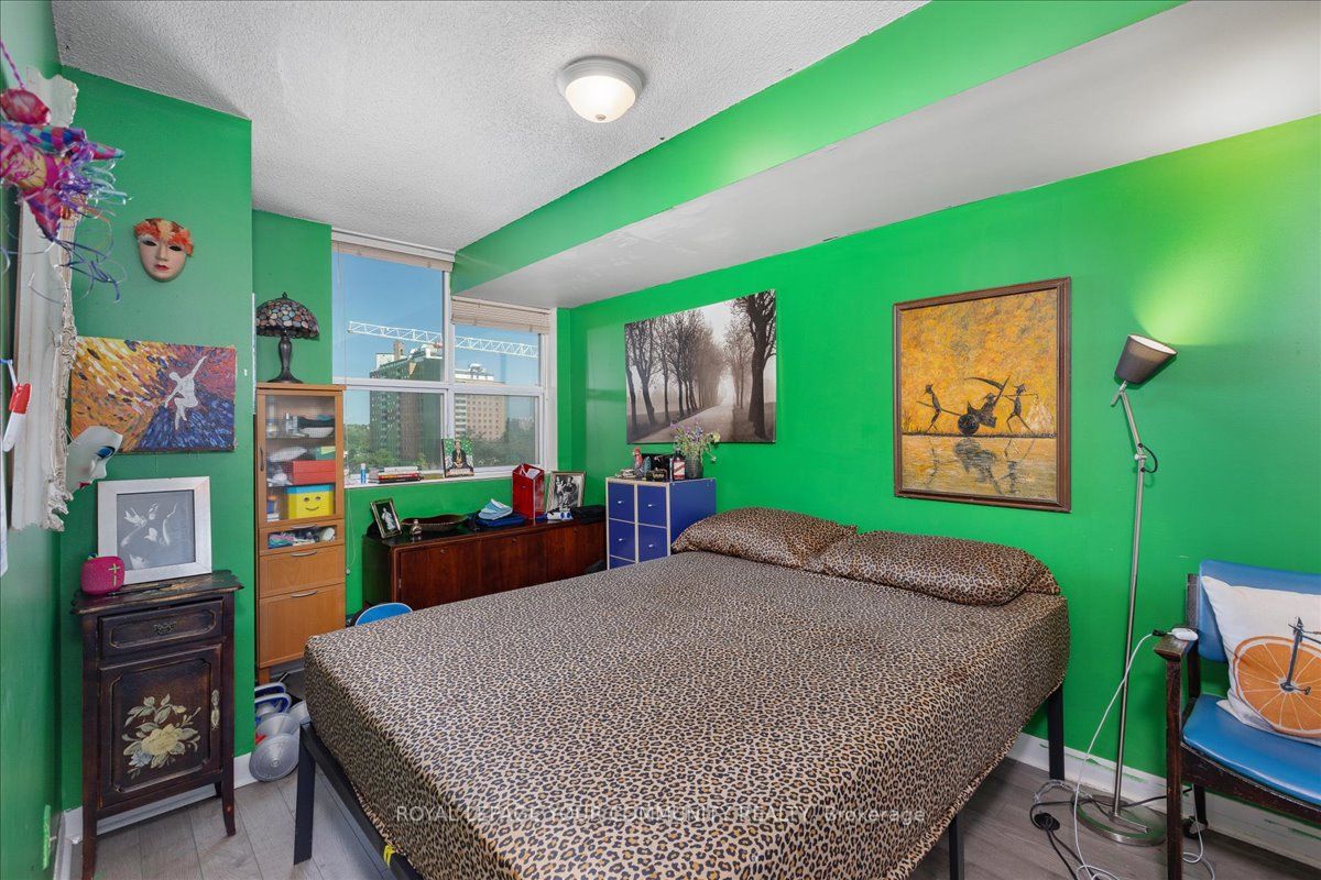 323 Richmond St E, #819