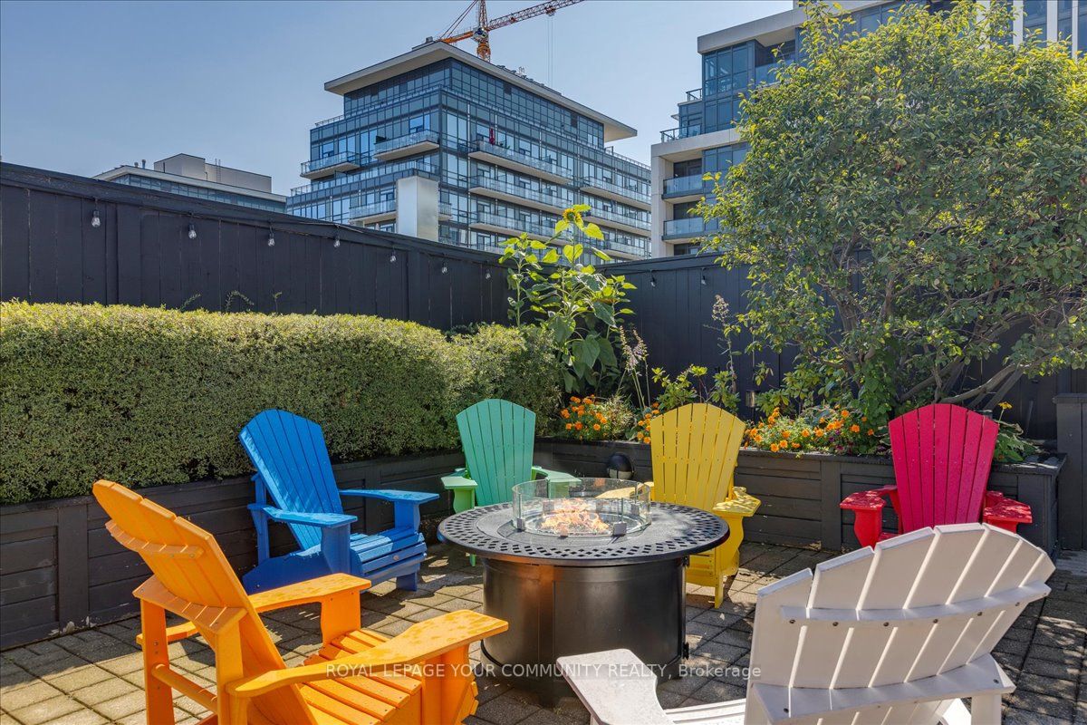 323 Richmond St E, #819