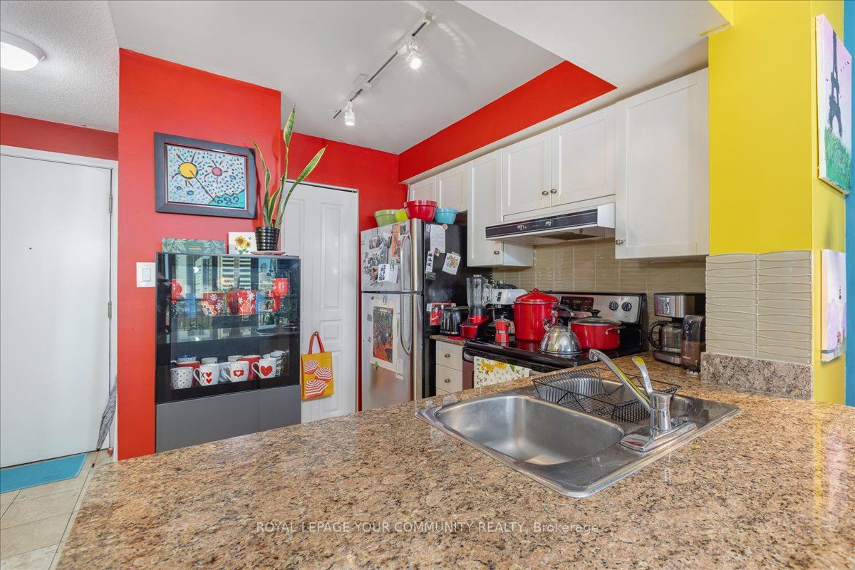 323 Richmond St E, #819