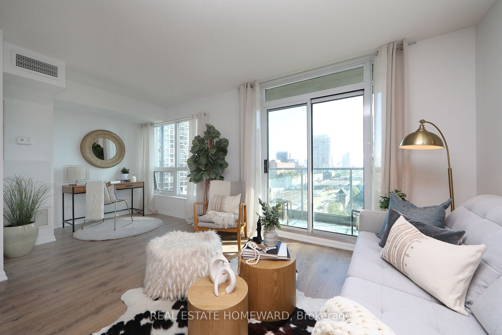 18 Yonge St, #1206