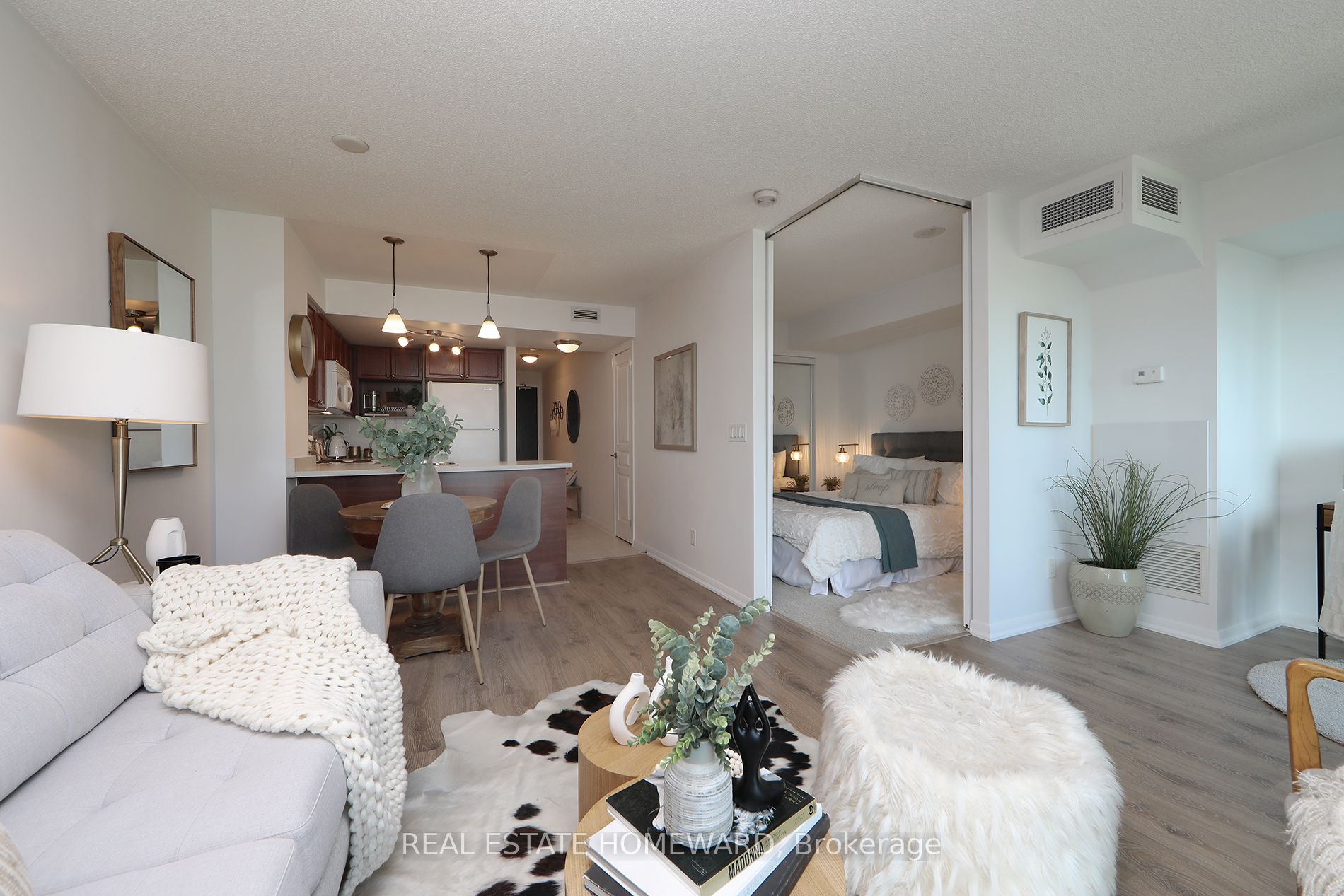 18 Yonge St, #1206