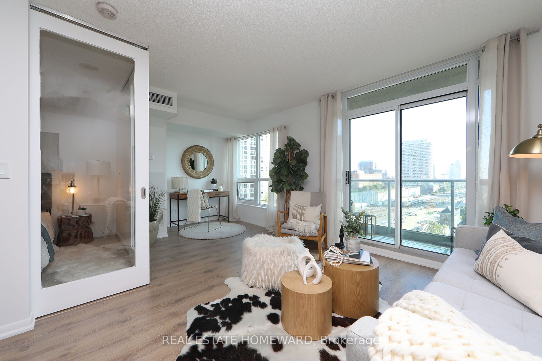18 Yonge St, #1206