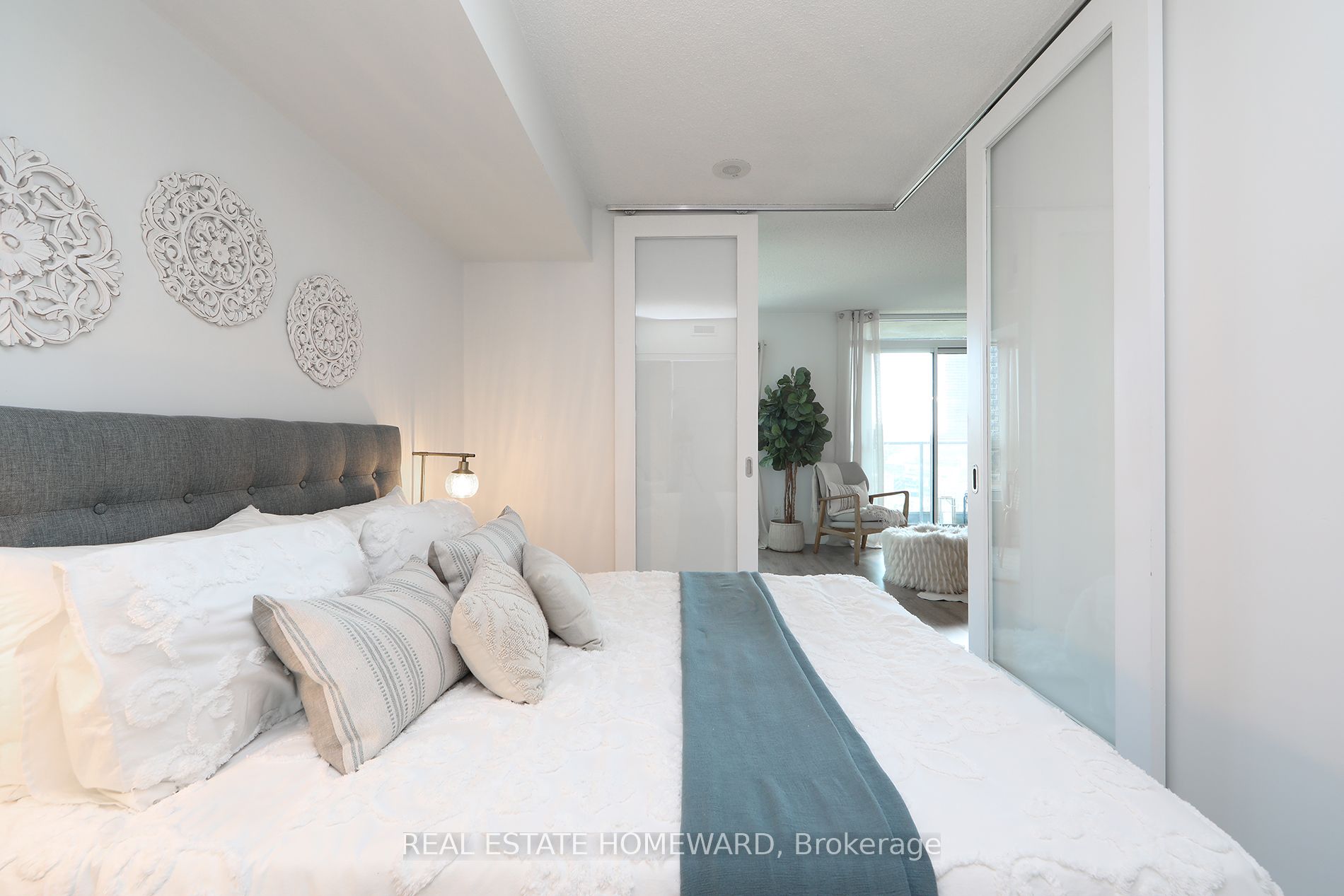 18 Yonge St, #1206