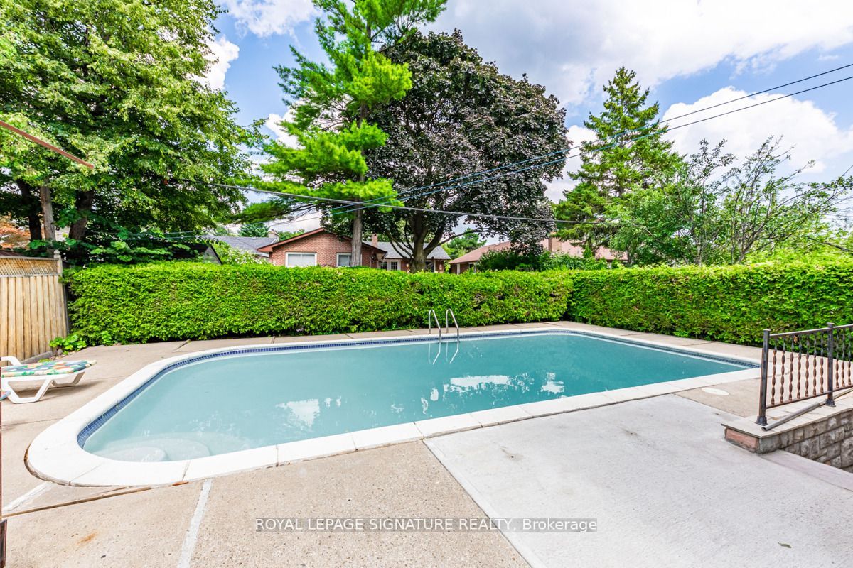 11 Dukinfield Cres