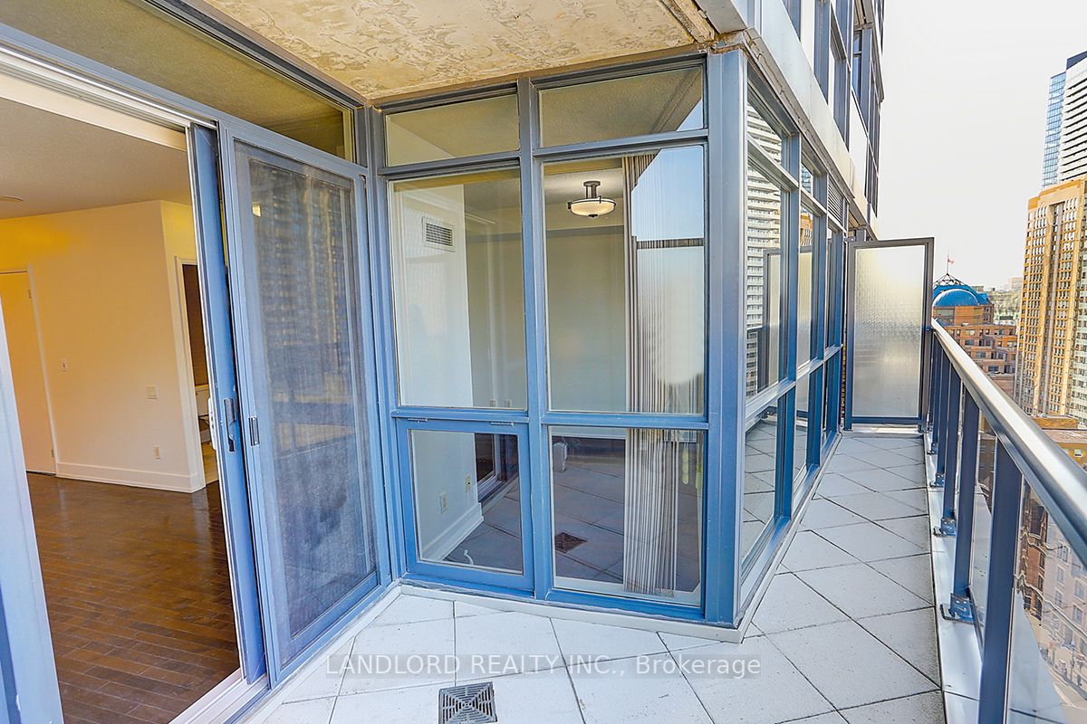 21 Carlton St, #2003