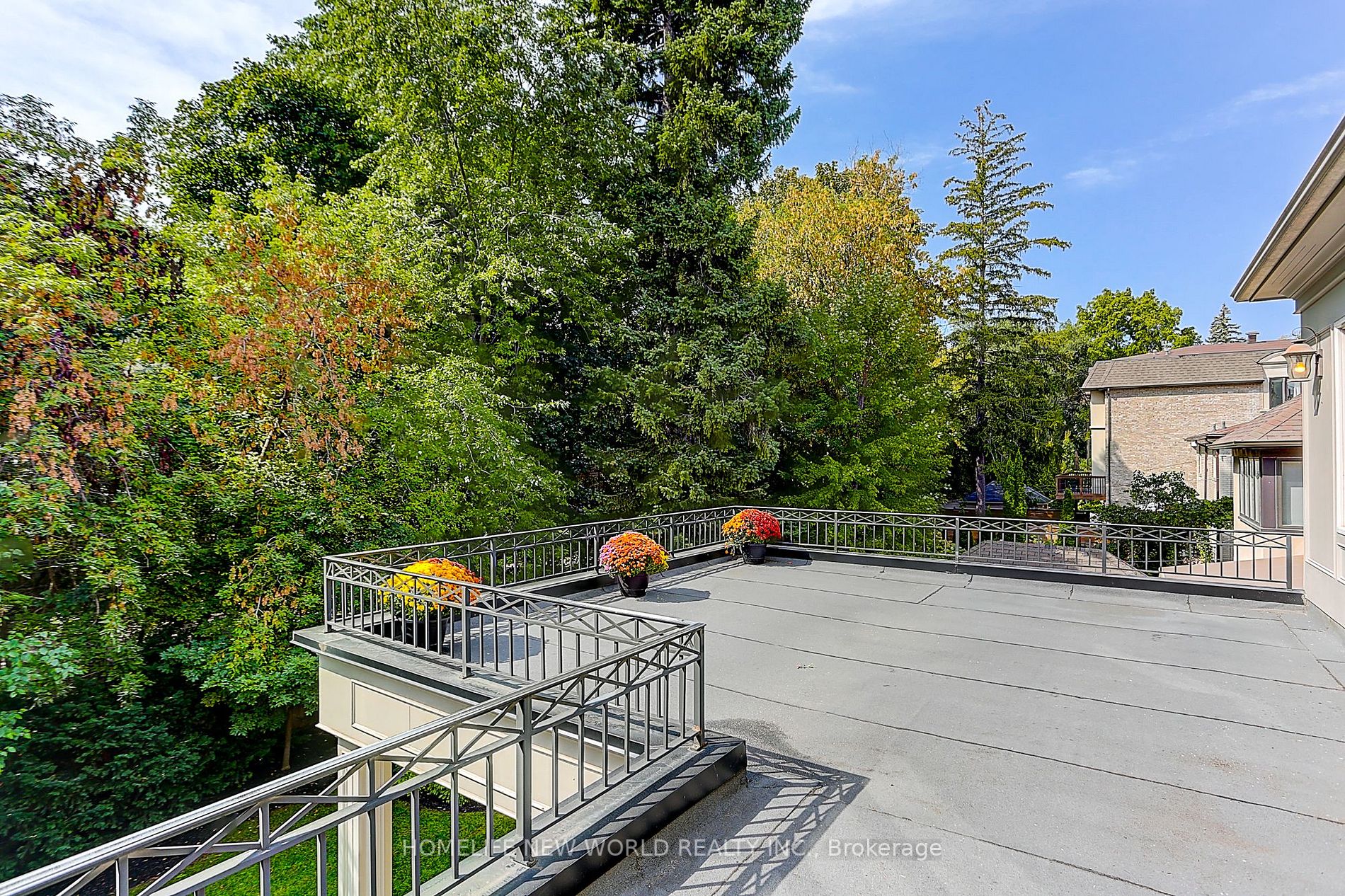 255 Chaplin Cres