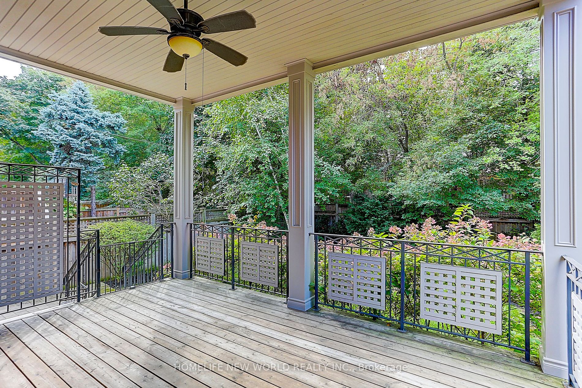 255 Chaplin Cres