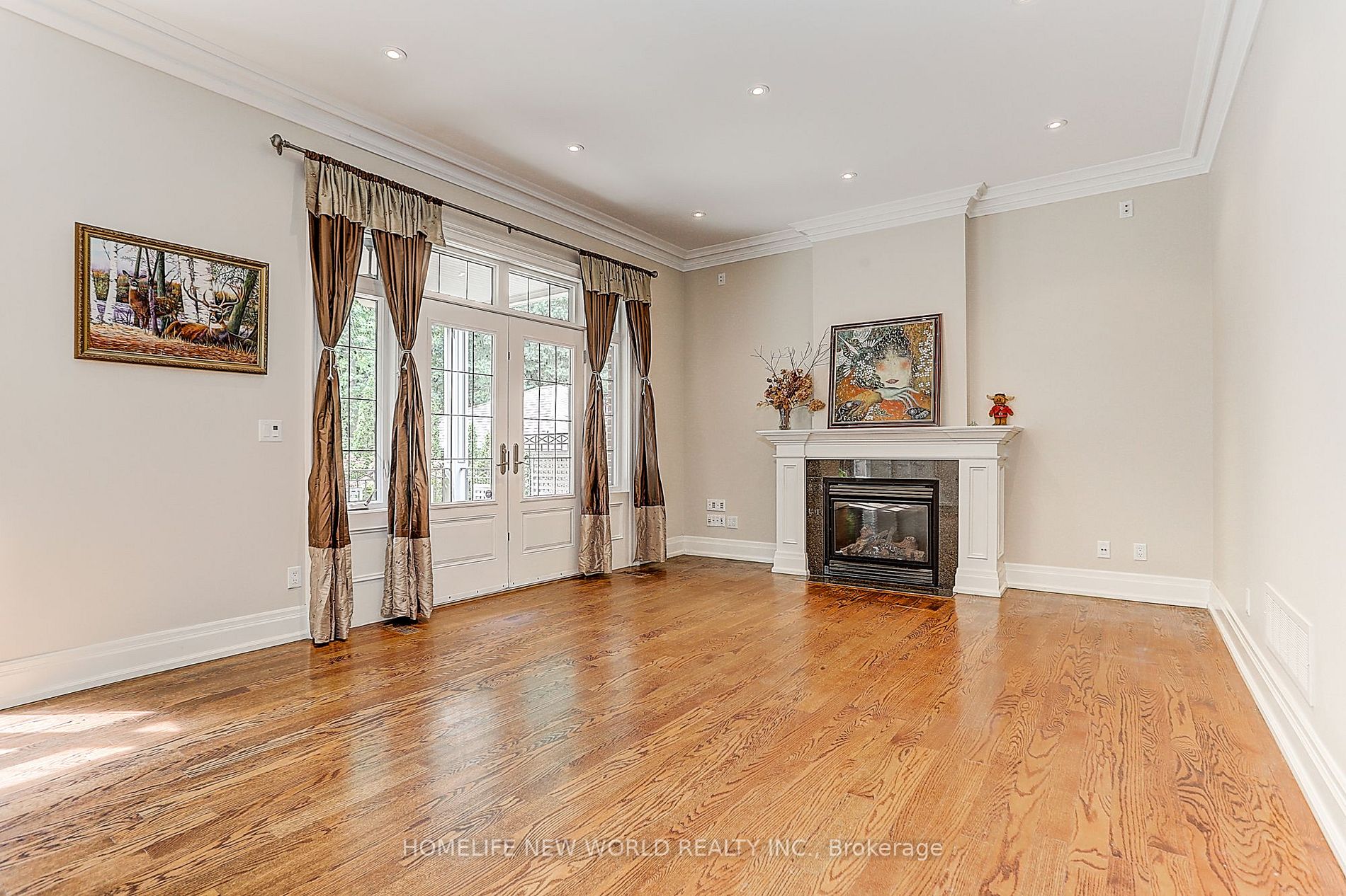 255 Chaplin Cres