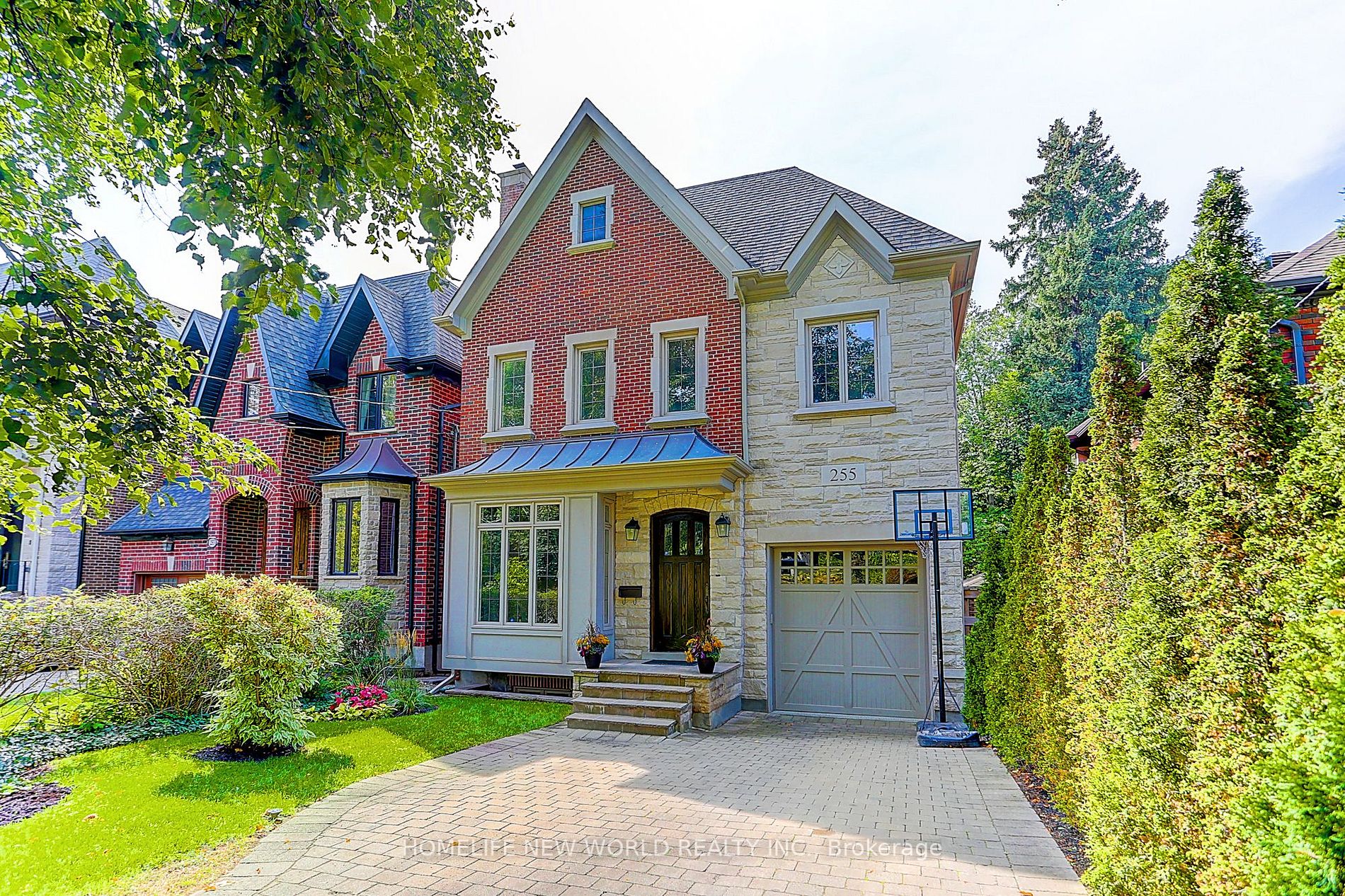 255 Chaplin Cres