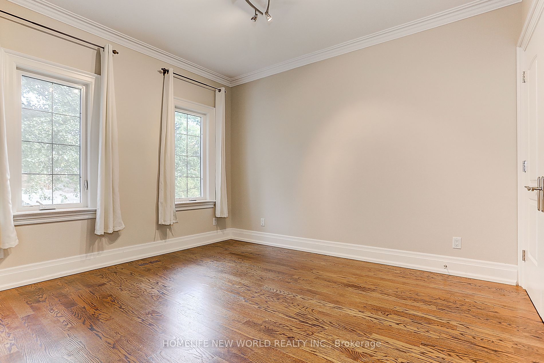 255 Chaplin Cres