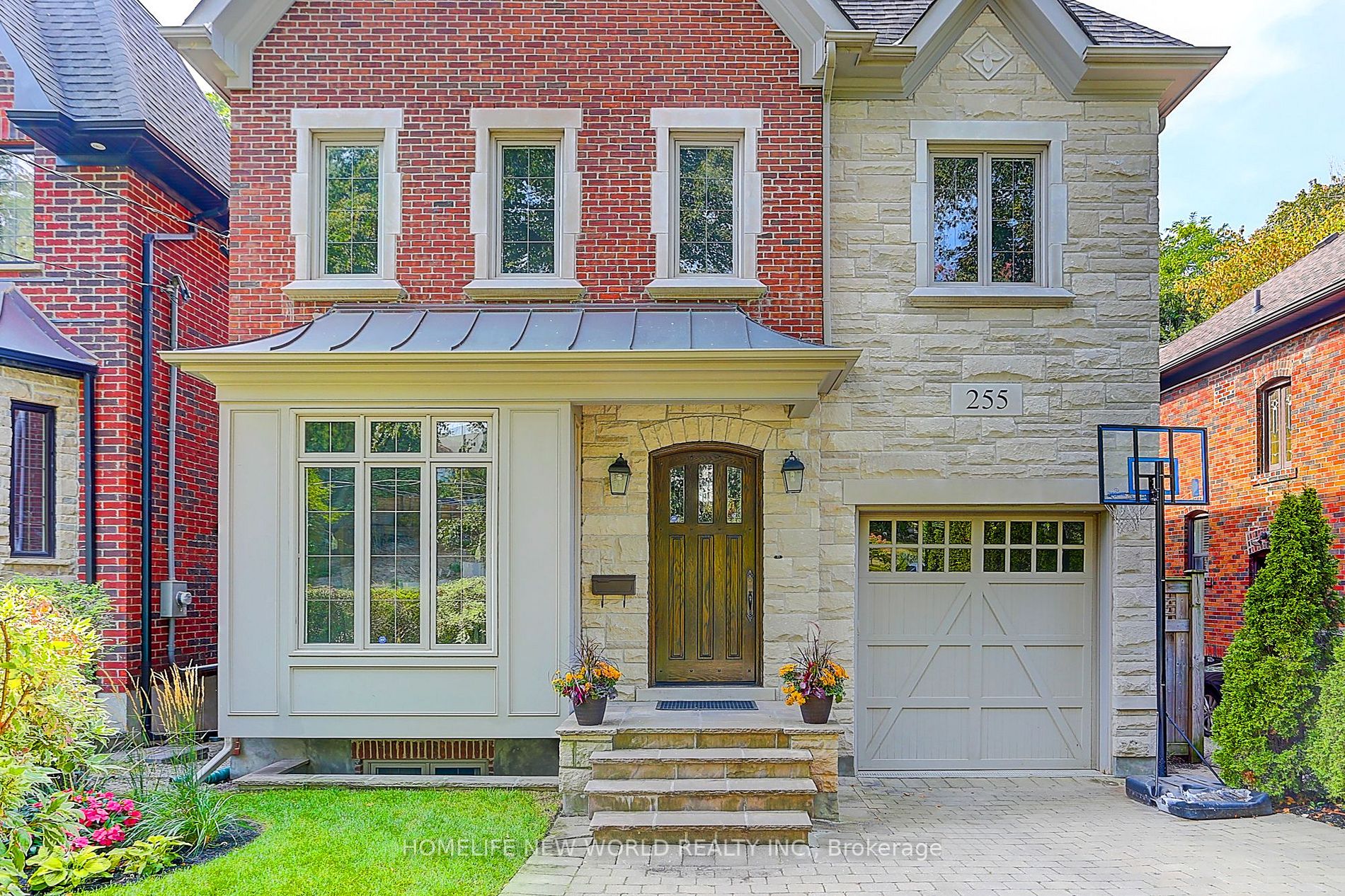 255 Chaplin Cres