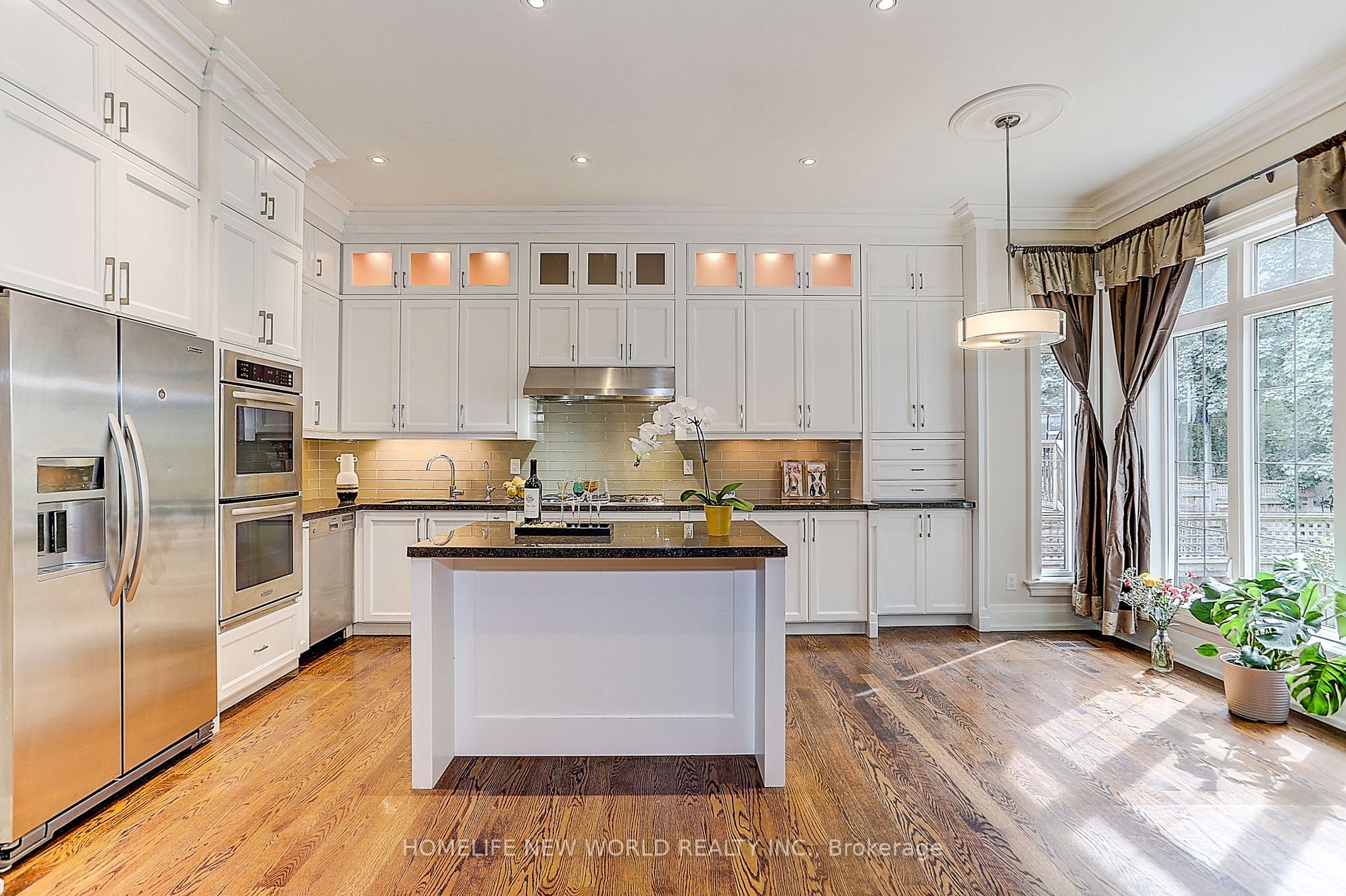255 Chaplin Cres