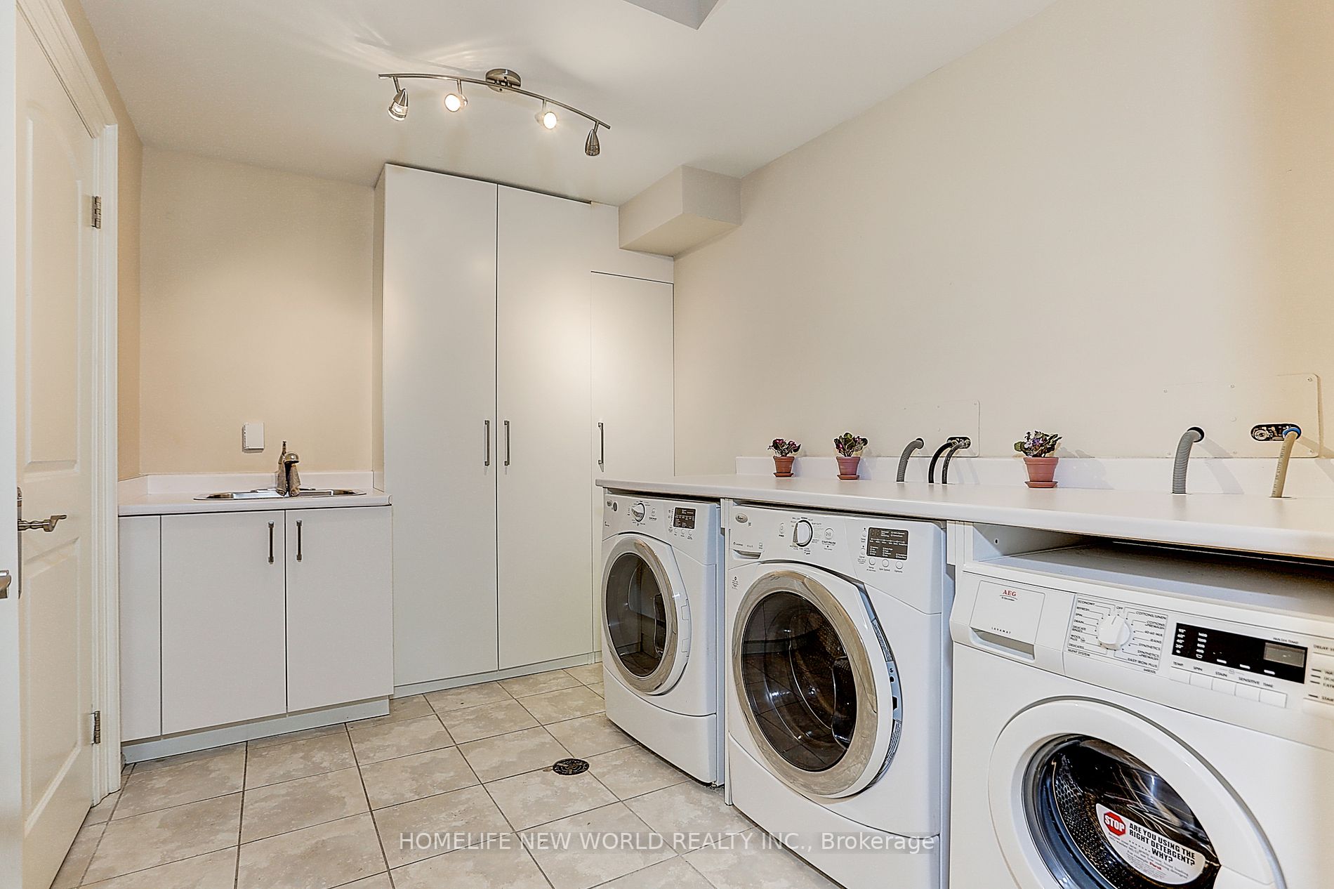 255 Chaplin Cres