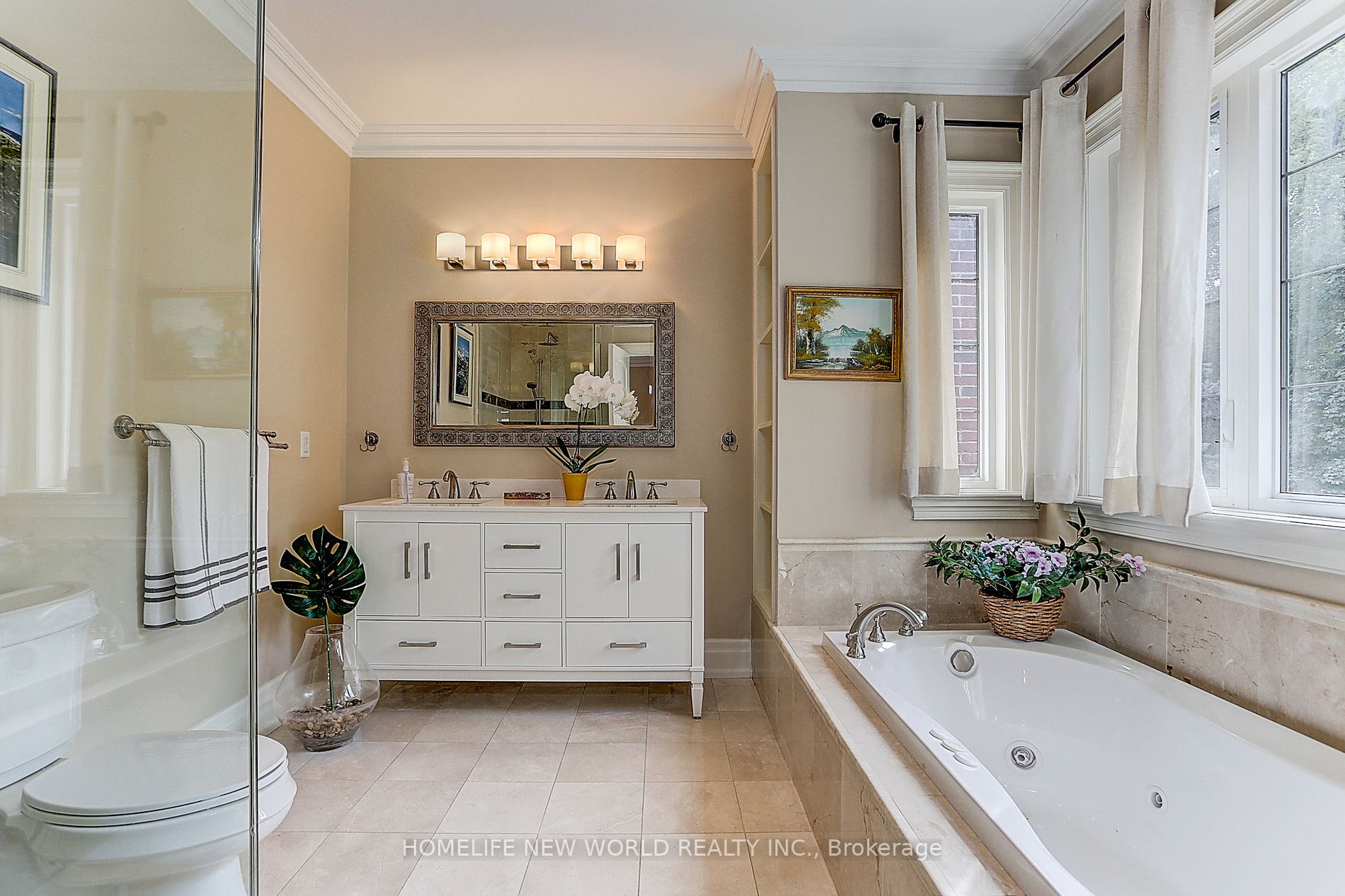 255 Chaplin Cres