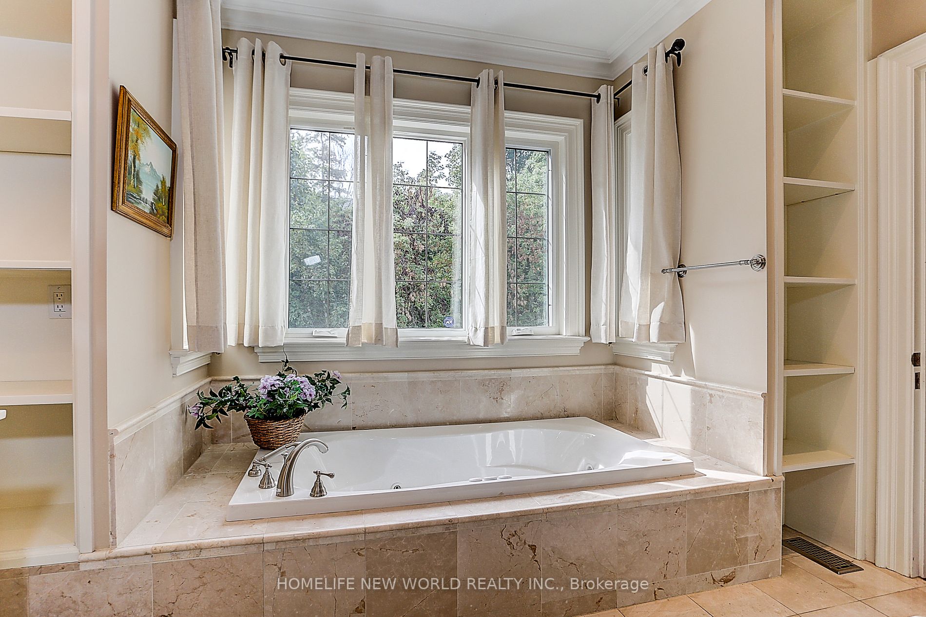 255 Chaplin Cres