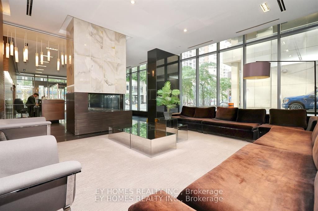 770 Bay St, #1613