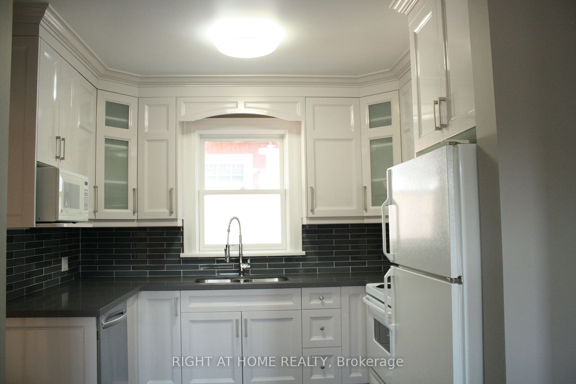 24 BRAEMAR Avenue, #UPPER