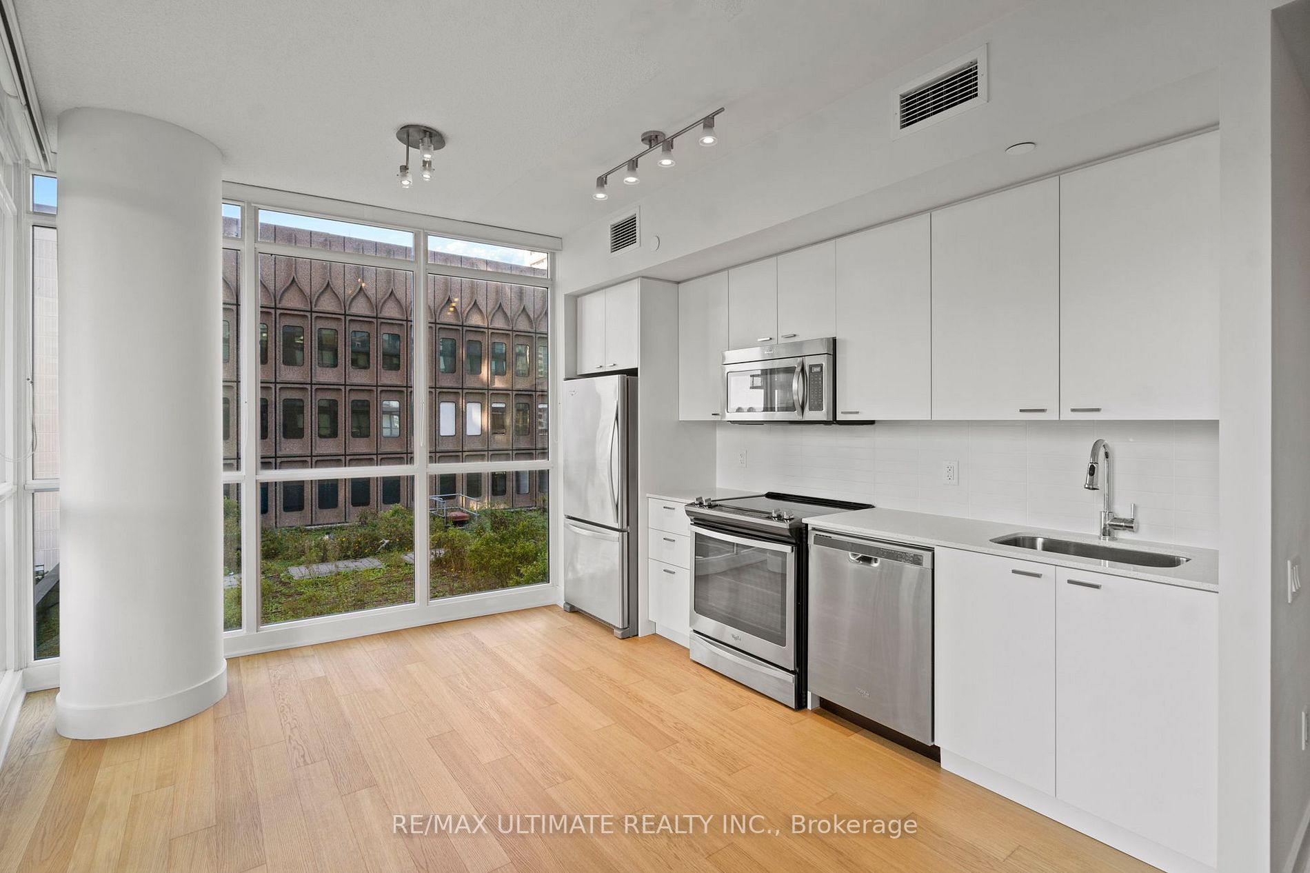 30 Roehampton Avenue, #802