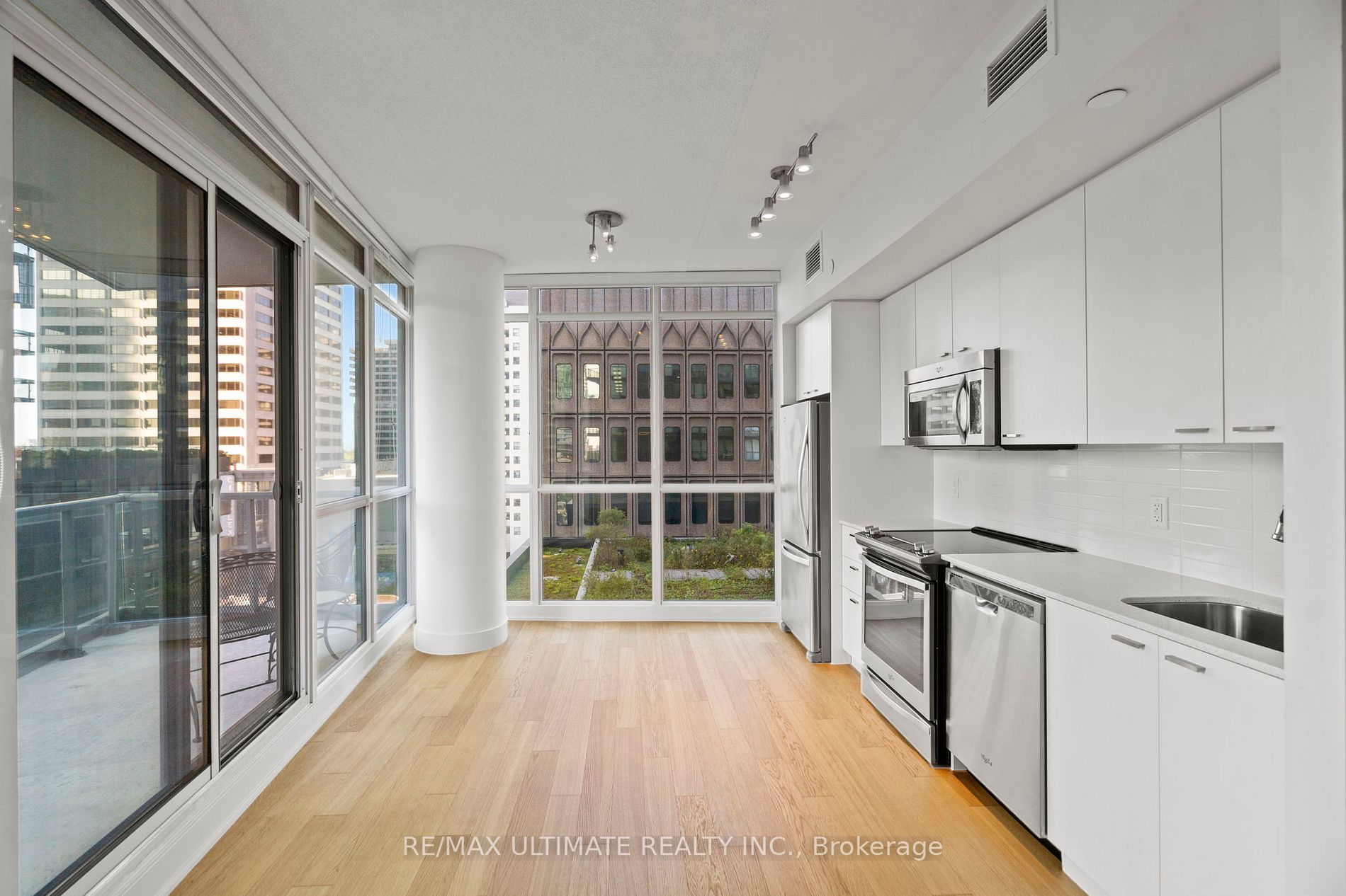30 Roehampton Avenue, #802