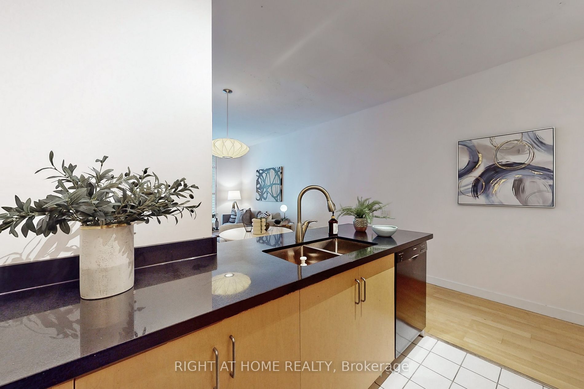 36 Charlotte St, #405
